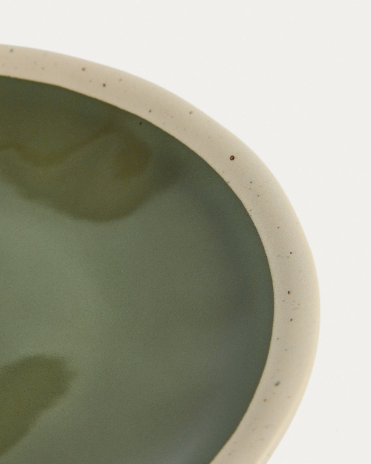Runder Dessertteller aus Keramik in Beige mit grünem Boden, glänzende Oberfläche, Durchmesser 27.5 cm, Kollektion Nale von Kave Home.