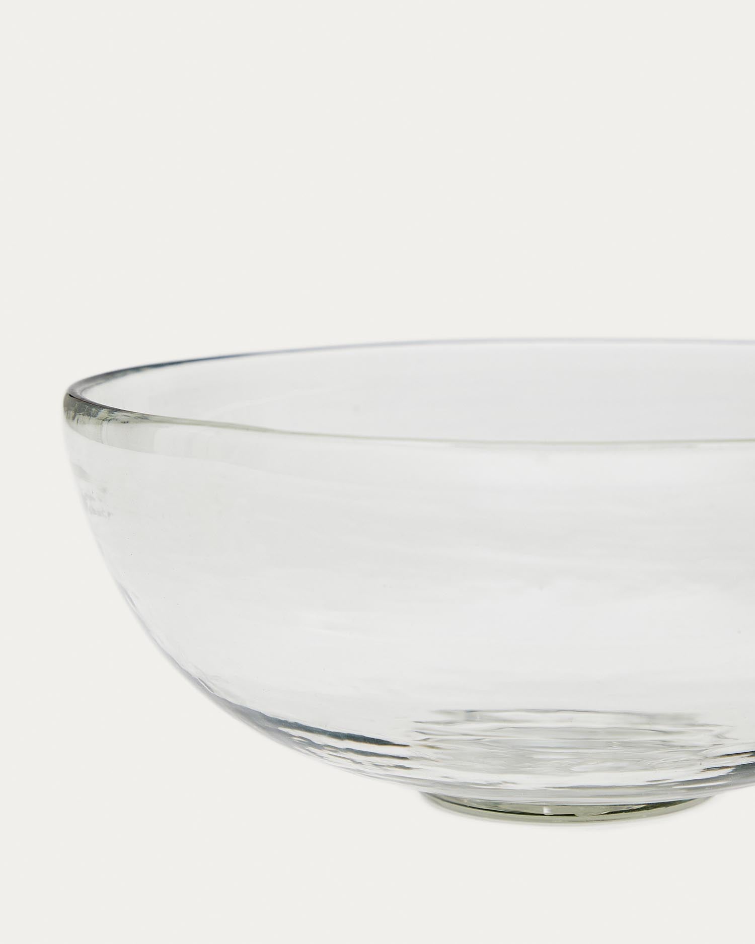 Die Silitia Schale aus Recyclingglas von Kave Home vereint Stil und Nachhaltigkeit. Ideal für Dekoration und praktische Nutzung in jedem Raum.