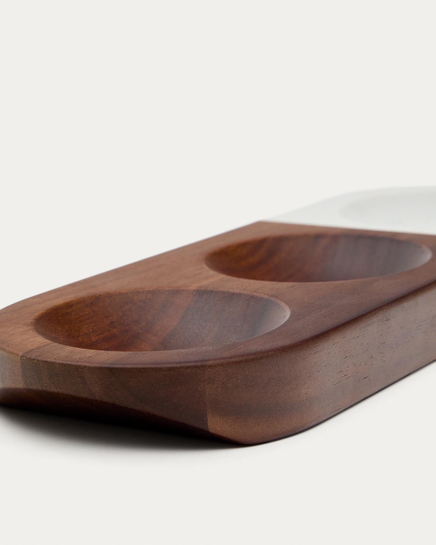 Hochwertiger Vorspeisenteller aus Akazienholz und weißem Marmor. Einzigartiges Design für stilvolle Anlässe und nachhaltigen Genuss.