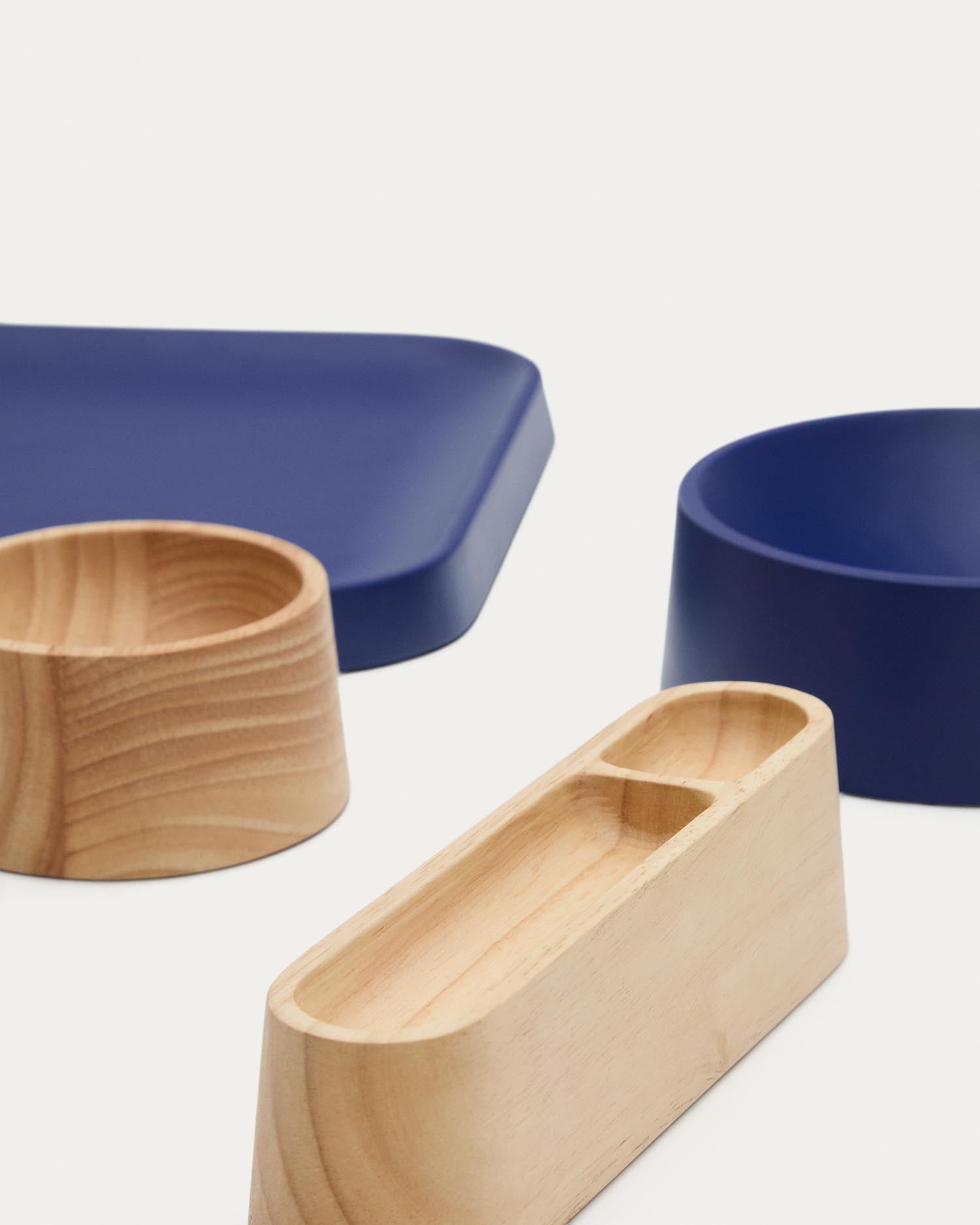 Genießen Sie das Set Bletz: Elegante Vorspeisenteller aus robustem Akazienholz mit einzigartigem blauen Finish. Perfekt für jeden Anlass!