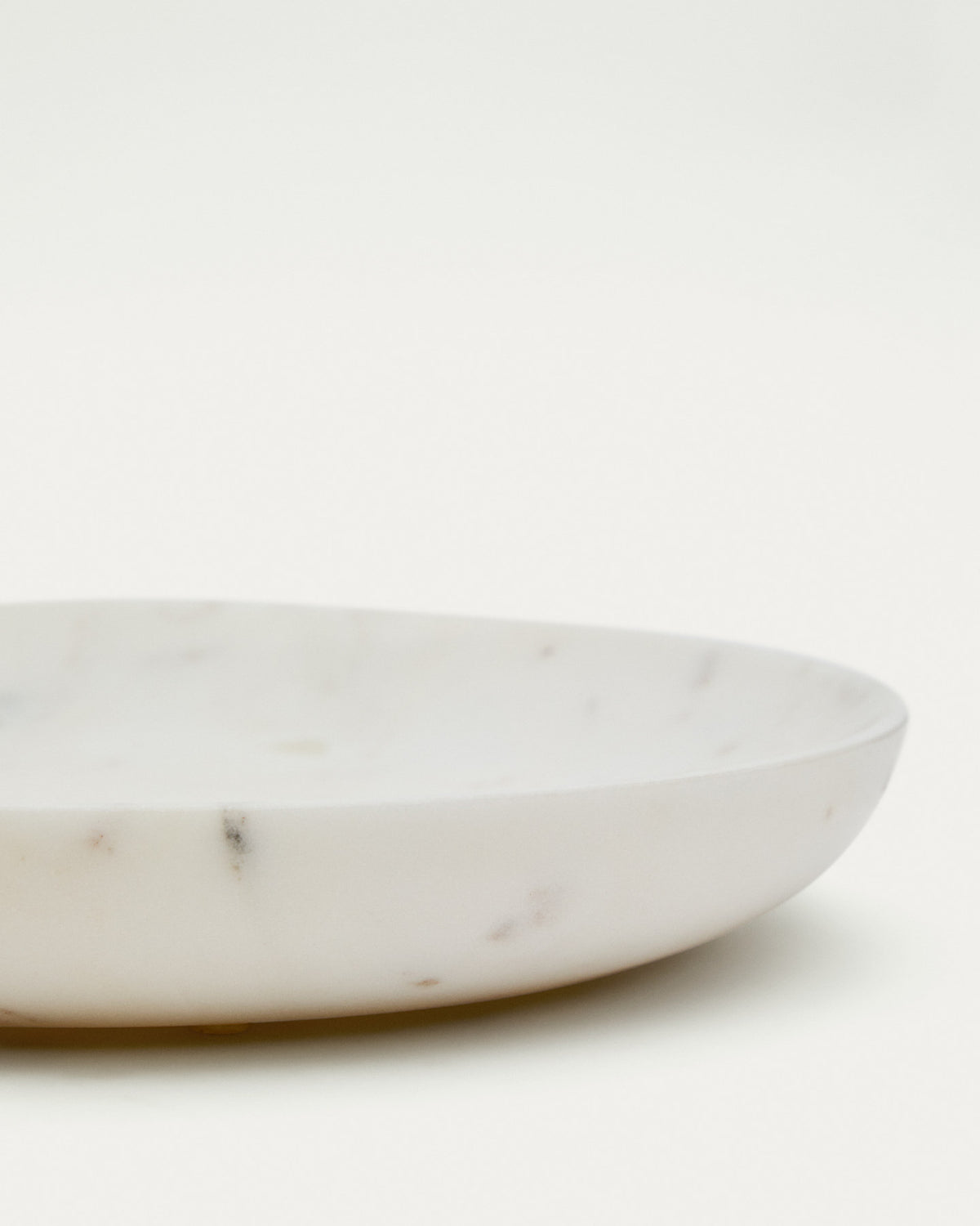 Grosses Tablett Ecin aus weissem Marmor in Weiss präsentiert im Onlineshop von KAQTU Design AG. Tablett ist von Kave Home