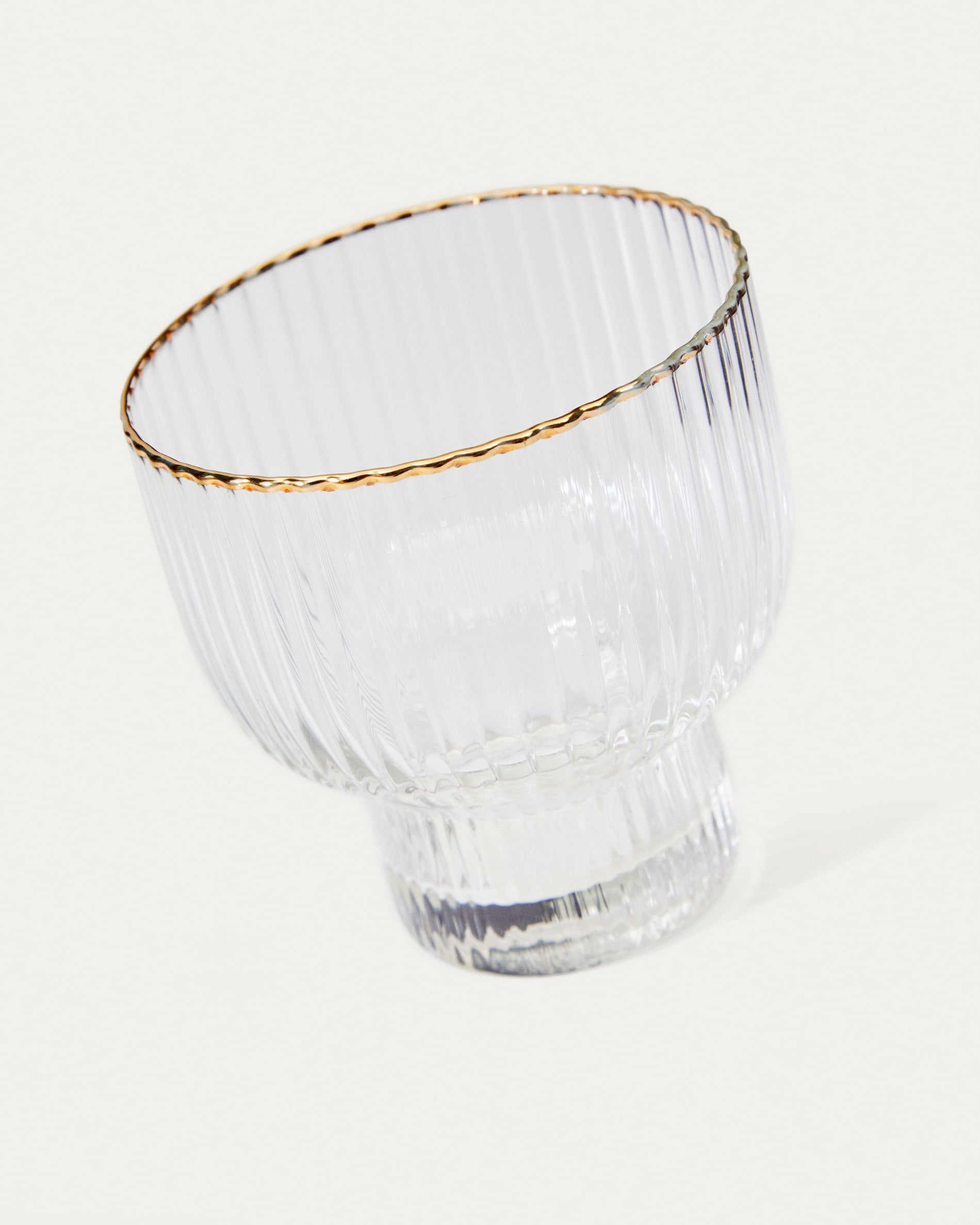 Entdecken Sie das exquisite Glas Ayan von Kave Home: Klarglas mit luxuriösem Goldrand, ideal für elegante Anlässe und stilvolle Tischgestaltung.