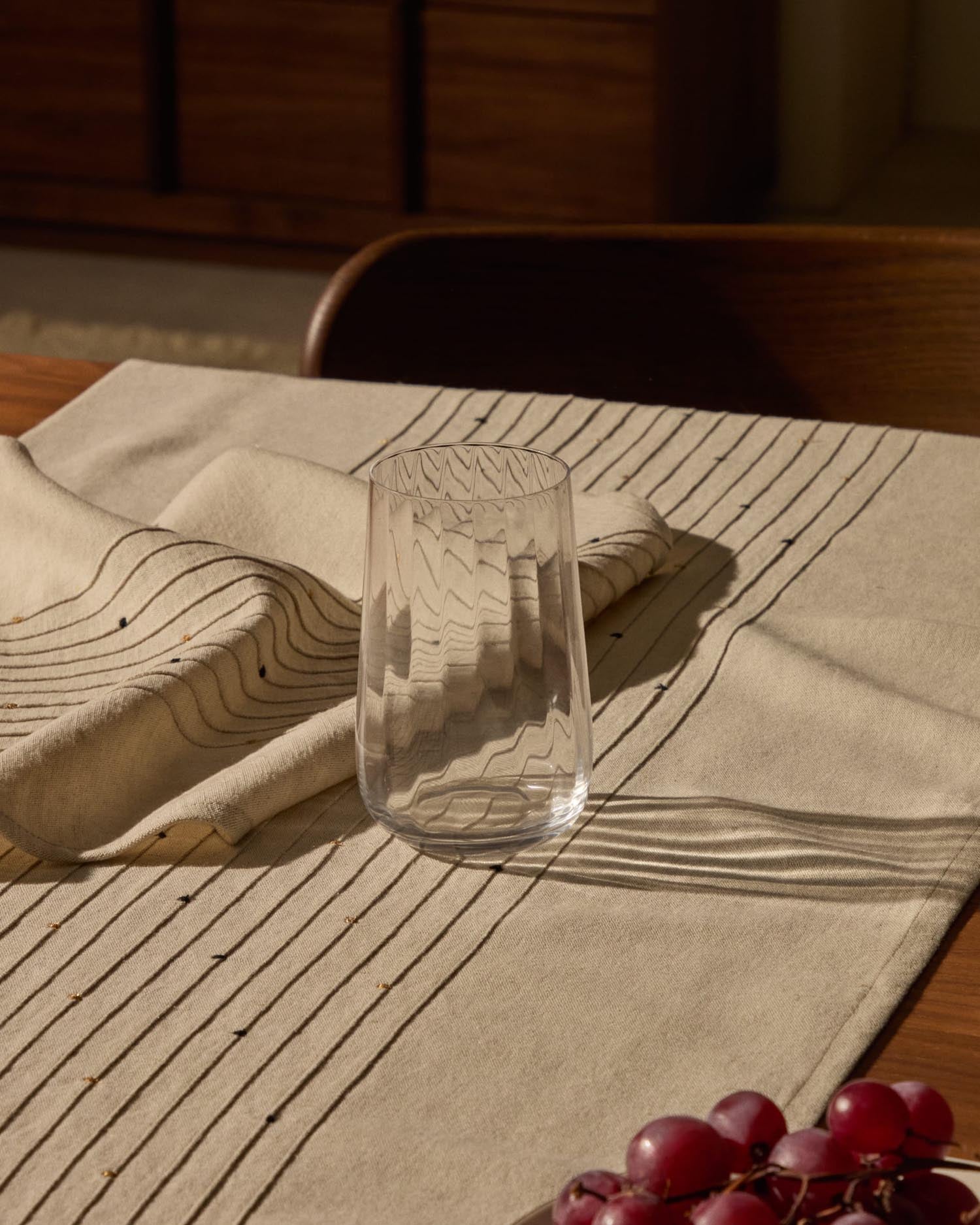 Das Glas Mimba von Kave Home, transparent und mit 46 cl Fassungsvermögen, vereint modernes Design und Funktionalität.