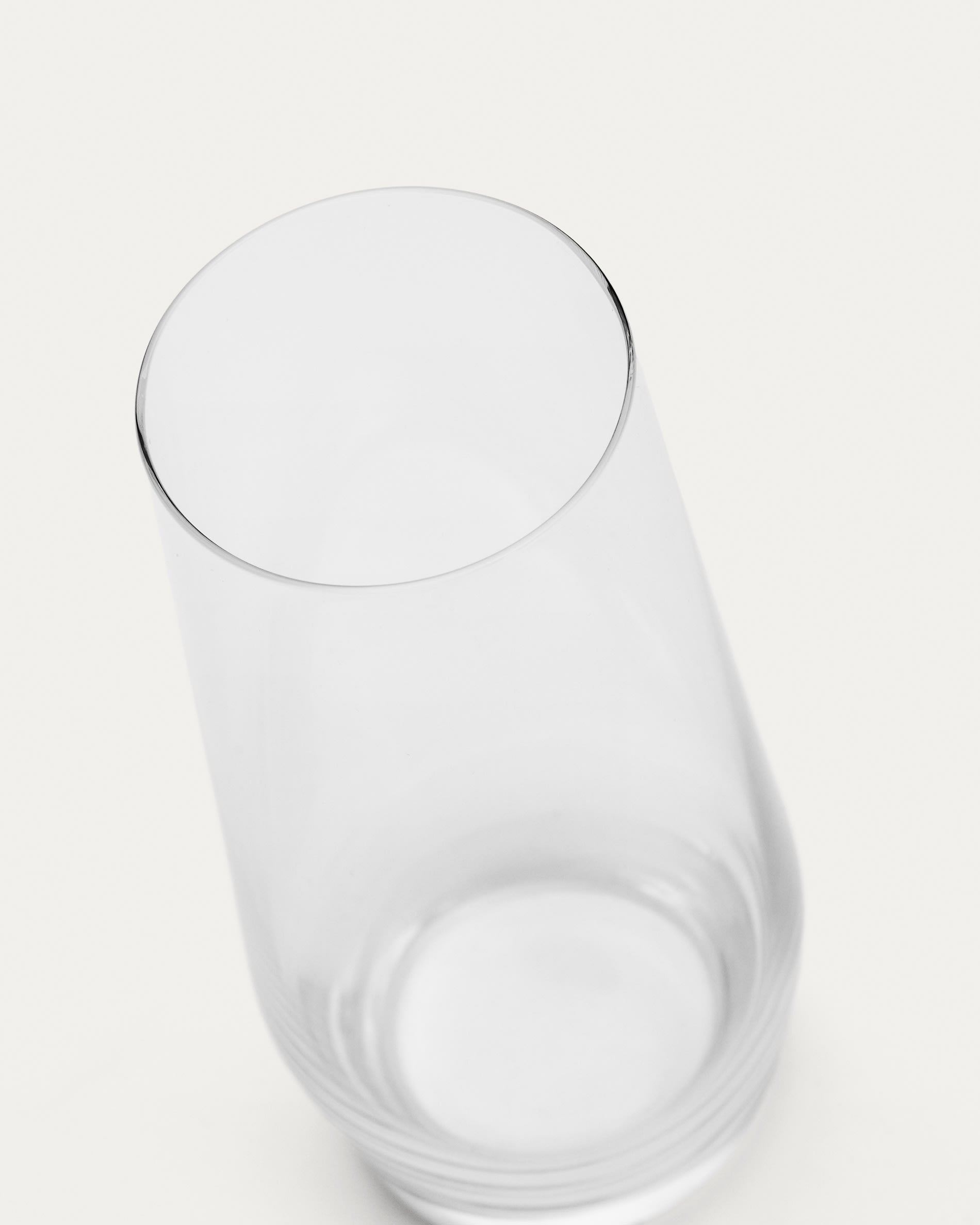 Entdecken Sie das Kiro-Glas von Kave Home: 55 cl, robustes Klarglas mit elegantem, facettiertem Design – perfekt für jeden Anlass!