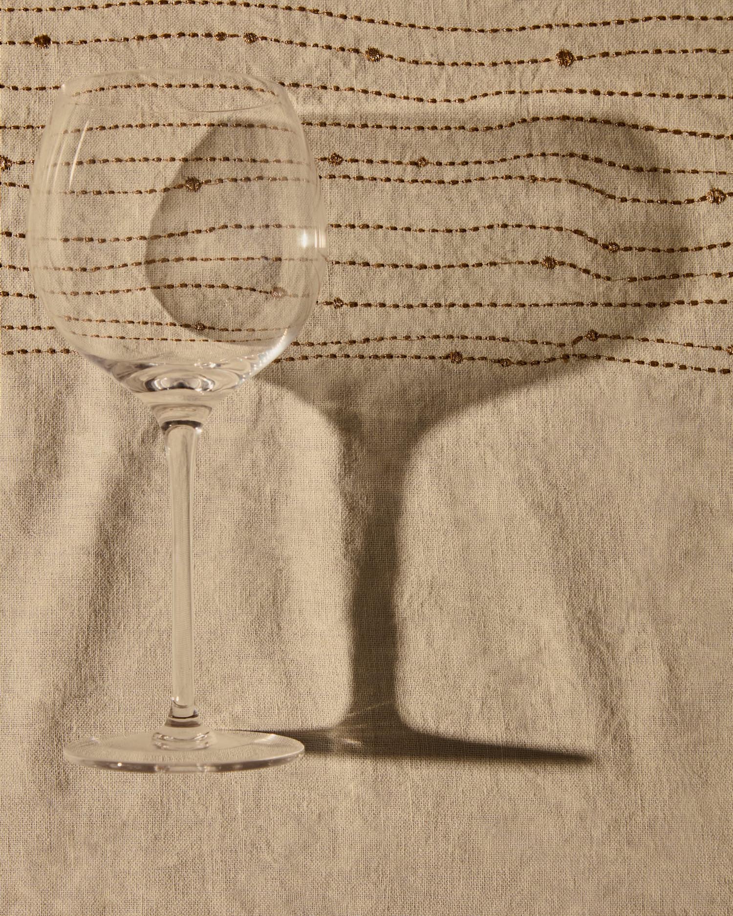 Elegantes Weinglas Altira aus klarem Glas, 50 cl, von Kave Home. Perfekt für stilvollen Weingenuss und modernes Tischdesign.