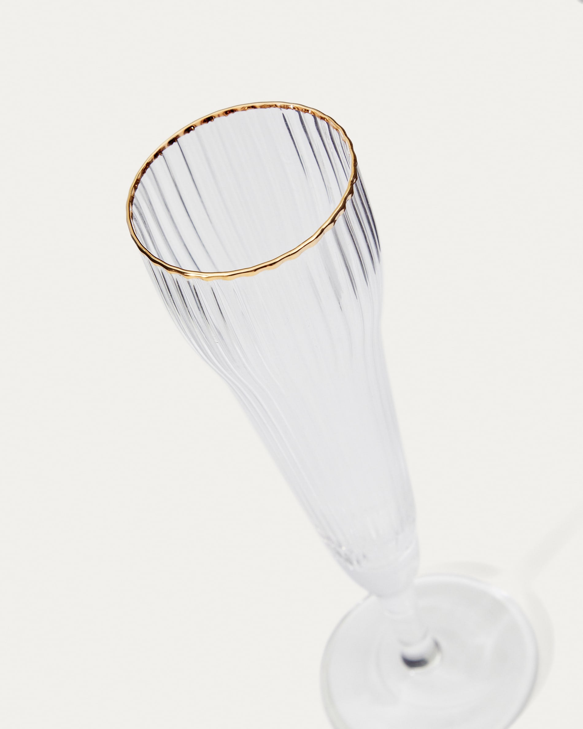 Das Ayan Sektglas aus Klarglas mit goldfarbenem Rand, 19 cl, ist ein elegantes Highlight für festliche Anlässe und stilvolle Tischarrangements.