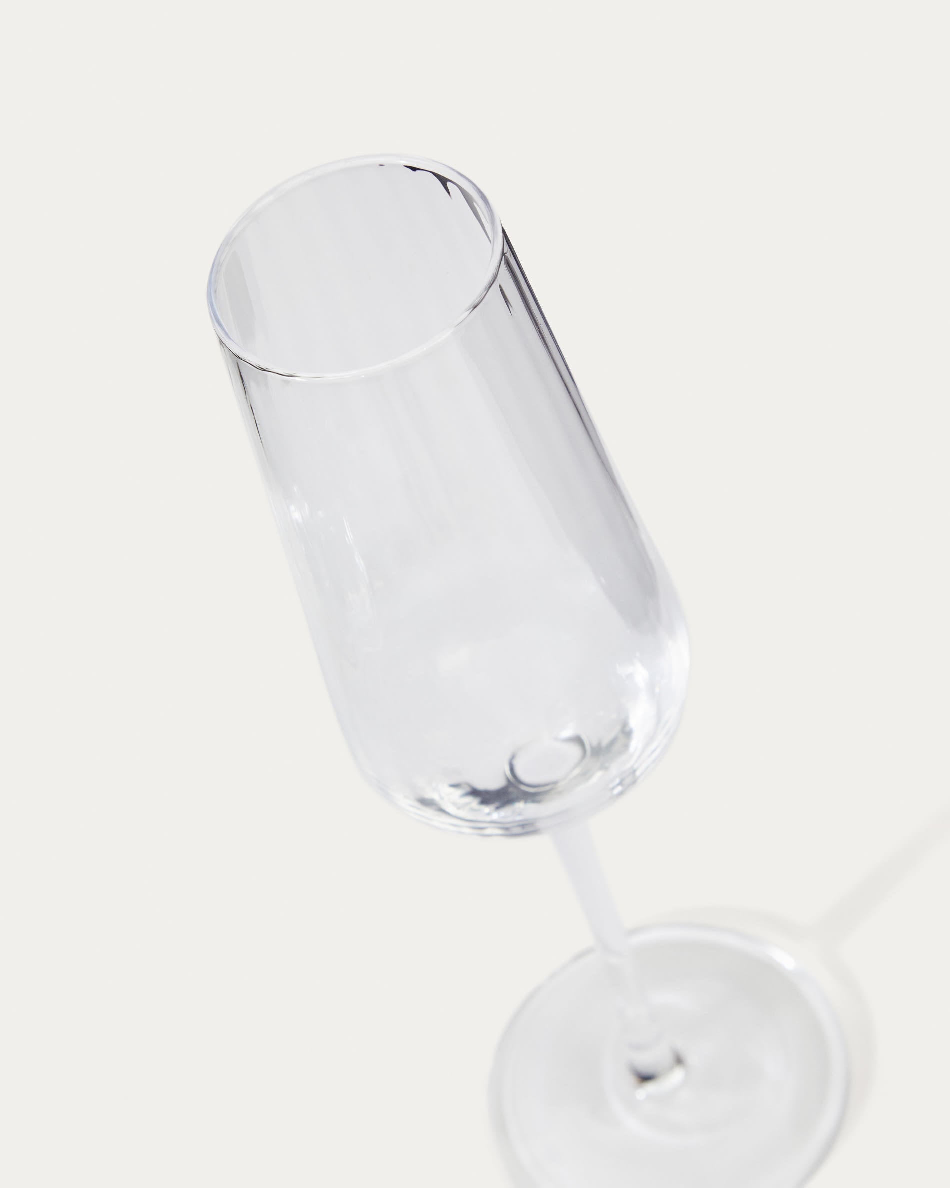 Entdecken Sie das stilvolle Sektglas Mimba von Kave Home, 26 cl, aus hochwertigem, transparentem Glas – perfekt für festliche Anlässe und luxuriösen Genuss.