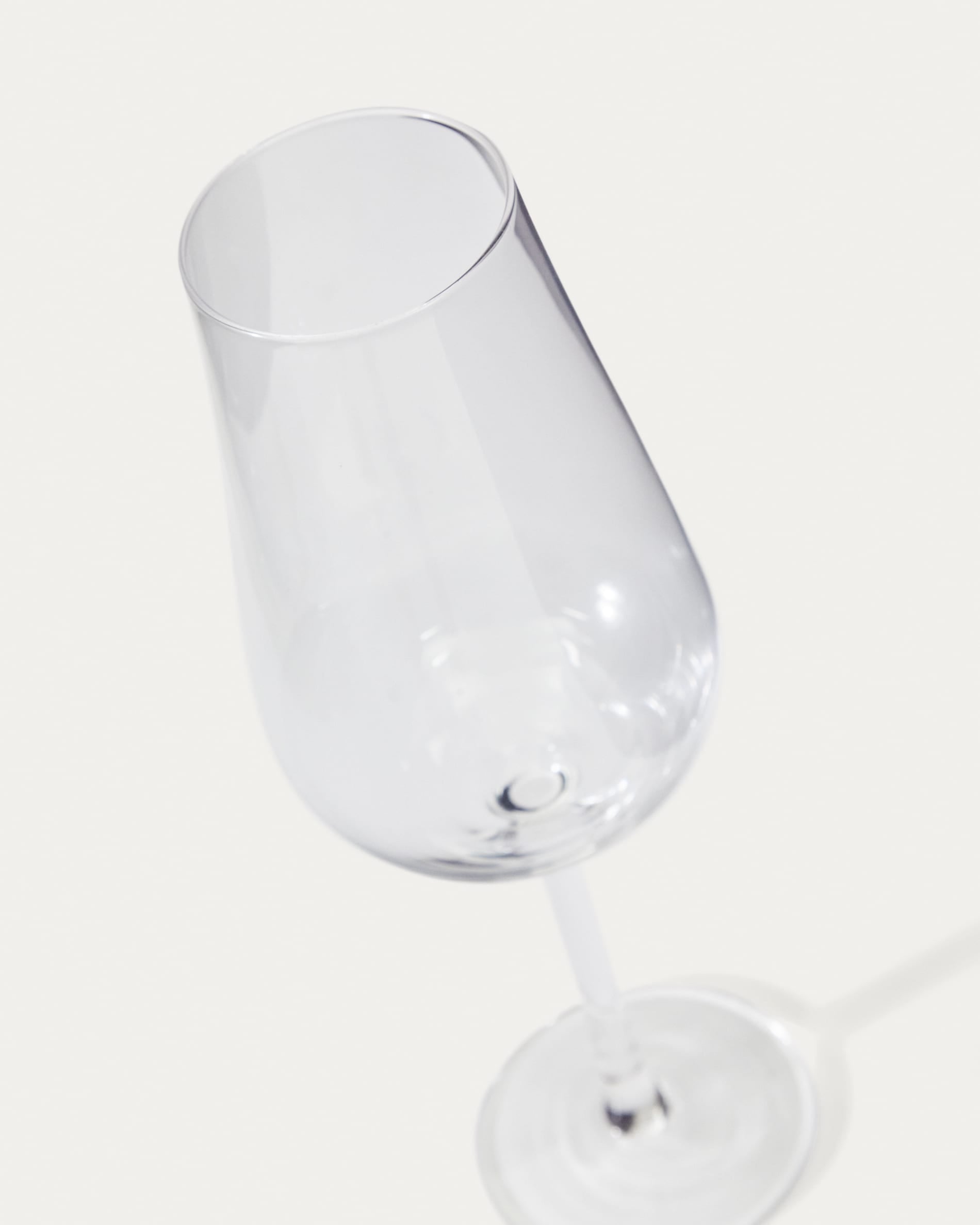 Entdecken Sie das Sektglas Altira von Kave Home: 26 cl elegantes Klarglas für festliche Anlässe und stilvolle Tischdekoration.