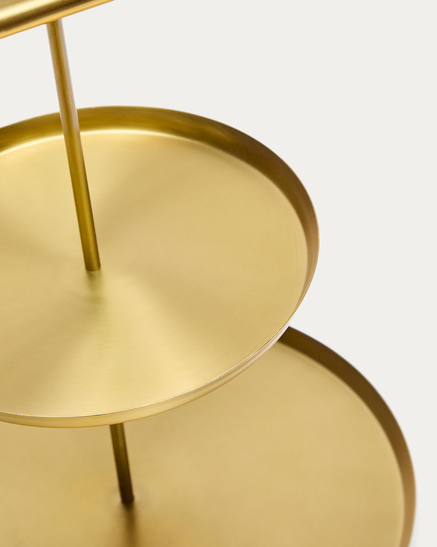 Luxuriöses 2-stöckiges Tablett aus goldfarbenem Edelstahl von Kave Home, ideal für festliche Anlässe und elegante Tischdekorationen.