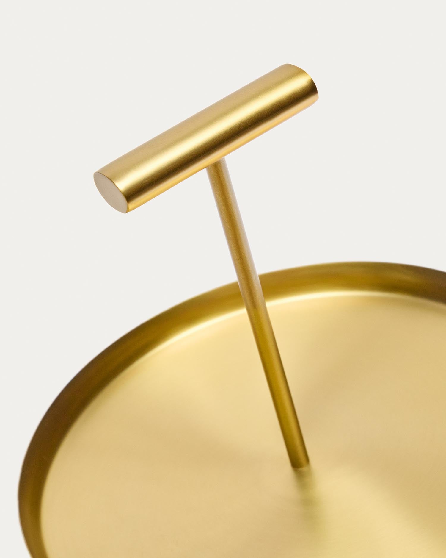 Elegantes 2-stöckiges Tablett aus goldfarbenem Edelstahl von Kave Home, perfekt für stilvolle Präsentationen und vielseitige Einsatzmöglichkeiten.