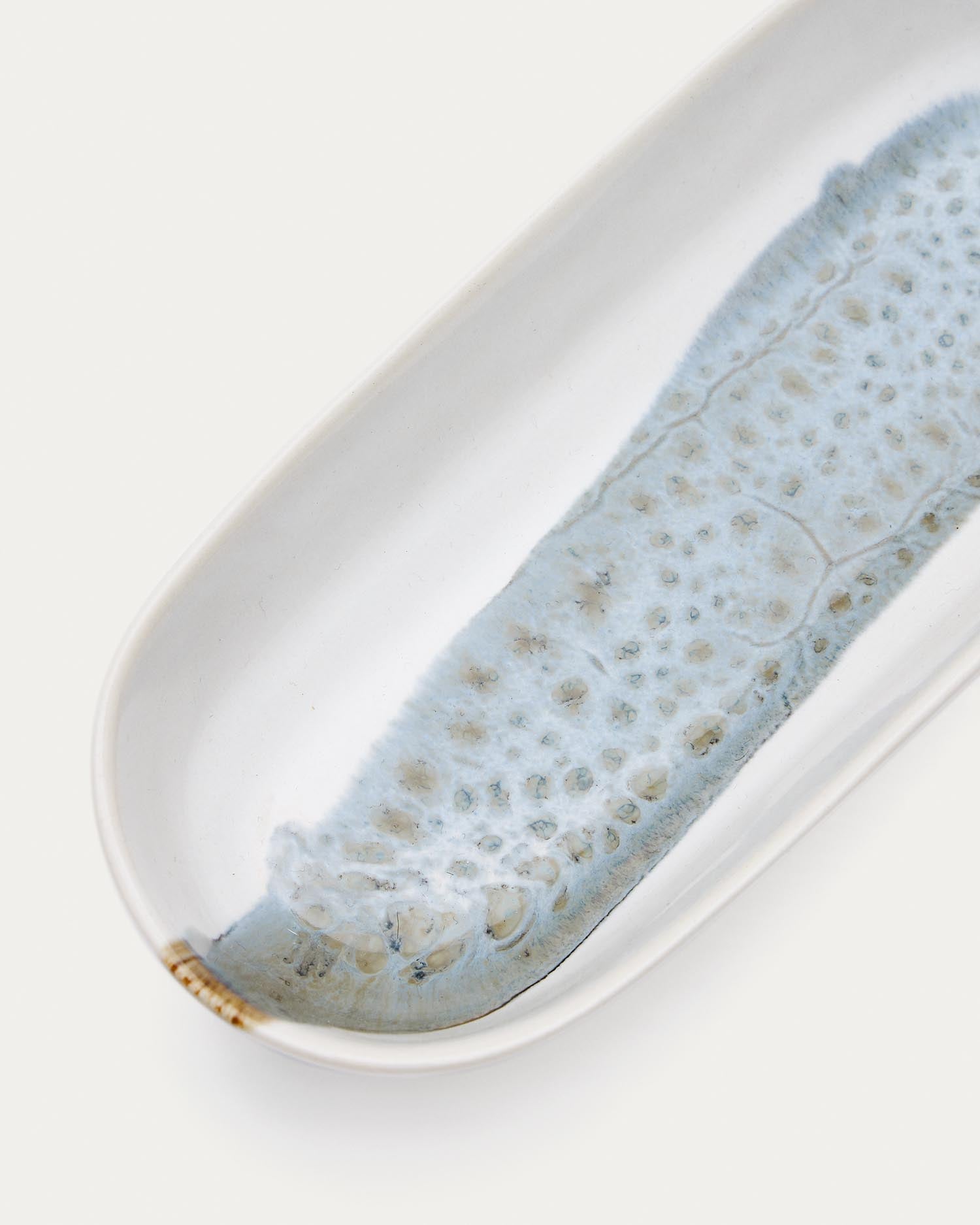 Entdecken Sie den Vejer kleinen Vorlagenteller aus Keramik von Kave Home: Ein elegantes, mehrfarbiges Design, das jede Mahlzeit stilvoll ergänzt.