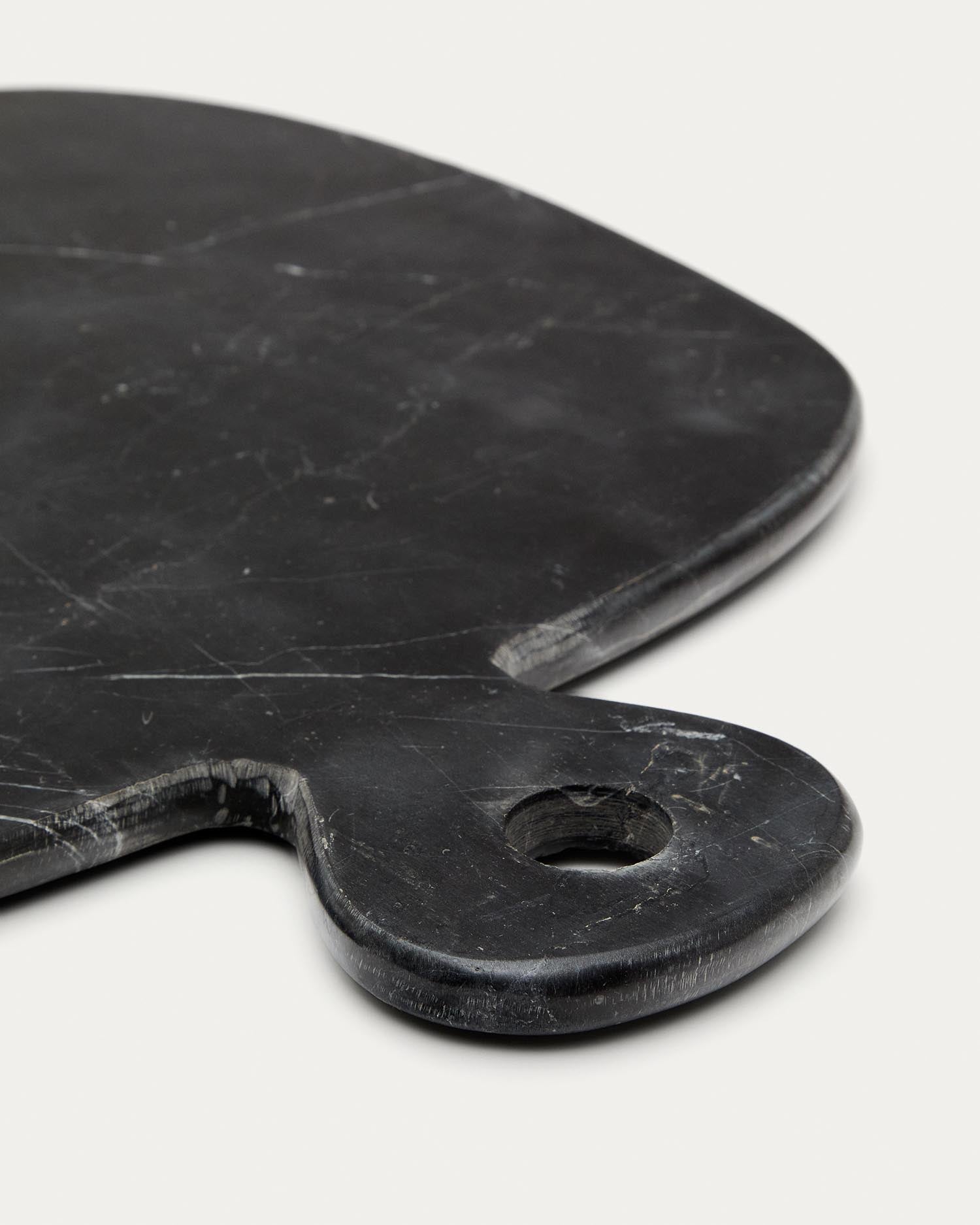 Entdecken Sie das edle Serviertablett Odar aus schwarzem Marmor von Kave Home – ein einzigartiges Designstück für Ihre kulinarischen Highlights.