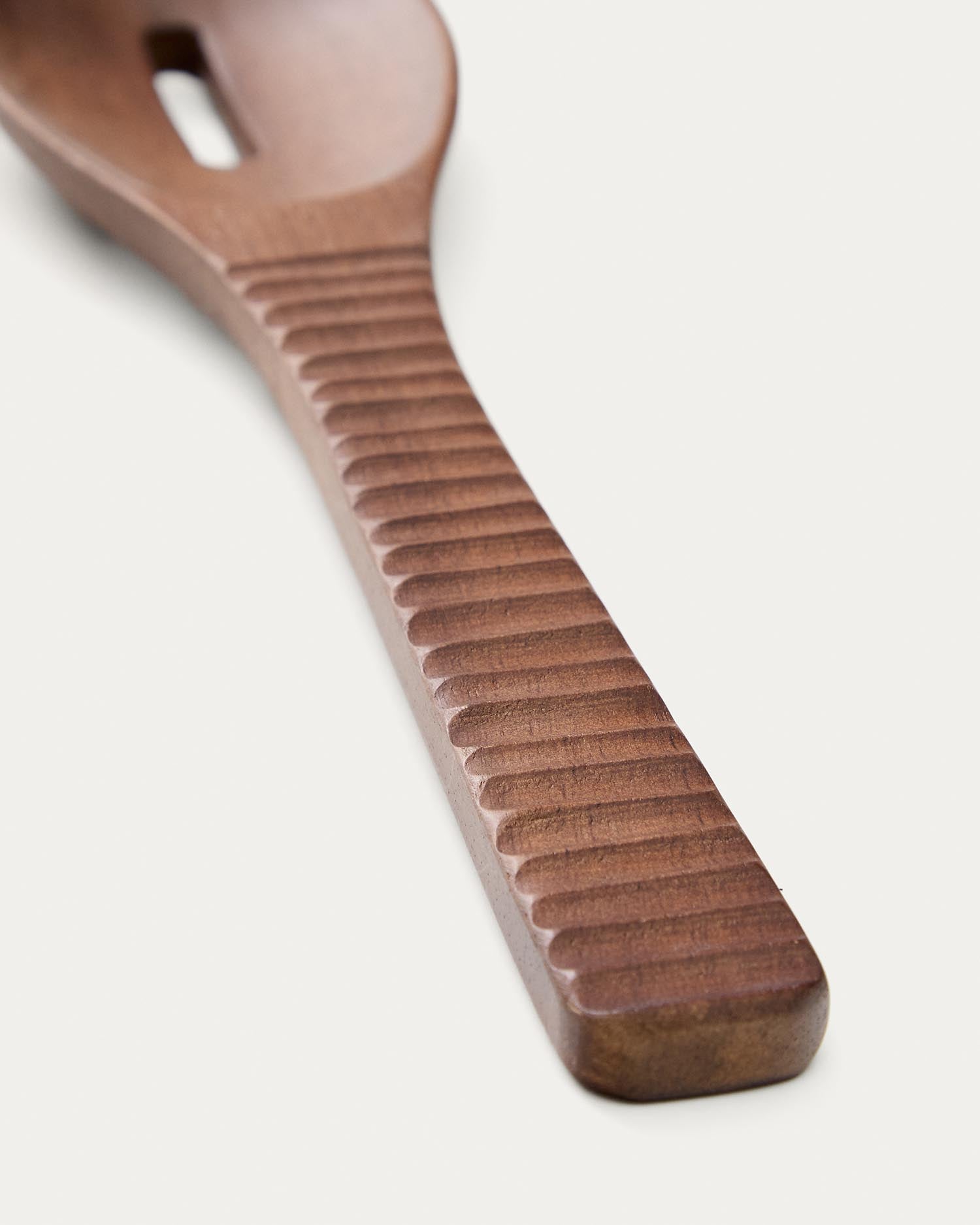 Entdecken Sie den Löffel mit Loch Rommu aus 100% FSC-zertifiziertem Akazienholz. Praktisch und ästhetisch, perfekt für Ihre Küche!