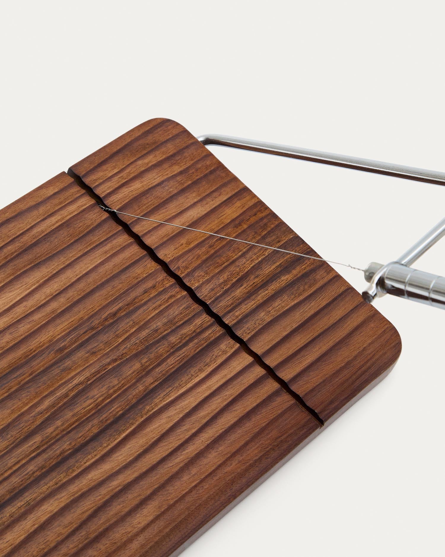 Käseschneidebrett Rommu aus Akazienholz FSC 100% in Braun präsentiert im Onlineshop von KAQTU Design AG. Käsezubehör ist von Kave Home