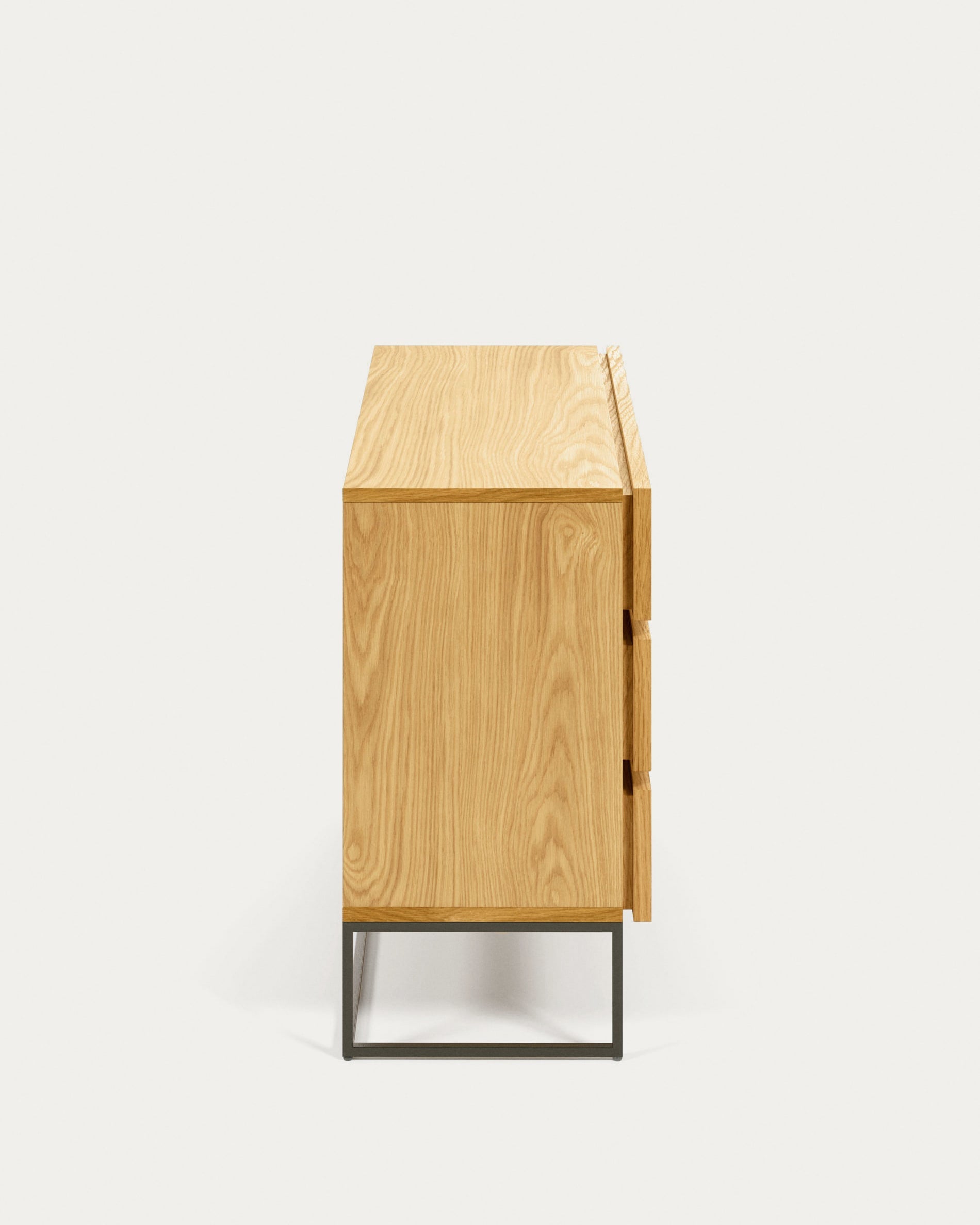 Die Taiana Kommode von Kave Home: Elegantes Eichenfurnier, stabiler schwarzer Stahlrahmen, 3 Schubladen, Masse 100 x 78 cm.