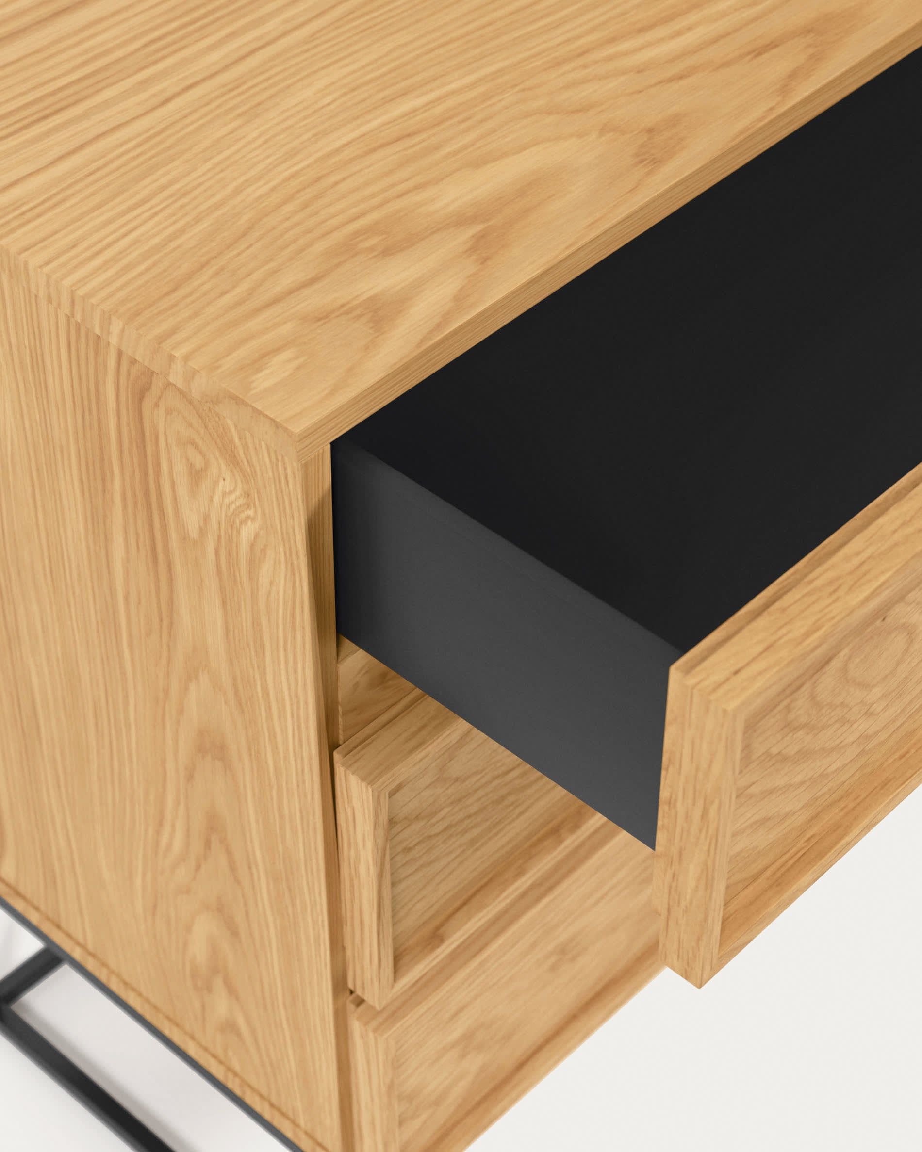 Entdecken Sie die Taiana Kommode mit 3 Schubladen: stilvolles Eichenfurnier trifft auf robuste Stahlstruktur, ideal für jeden Raum.