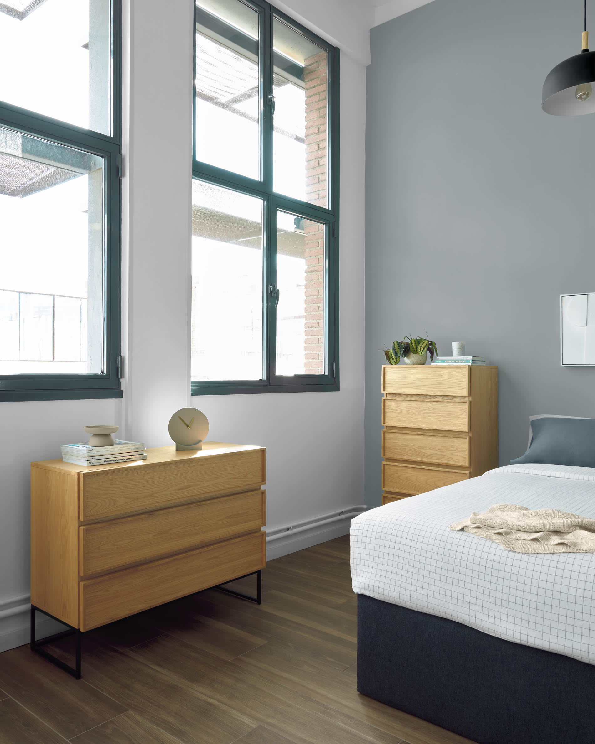 Die Taiana Kommode kombiniert Eichenfurnier und schwarzen Stahl in modernem Design, mit 3 Schubladen und Massen von 100 x 78 cm.