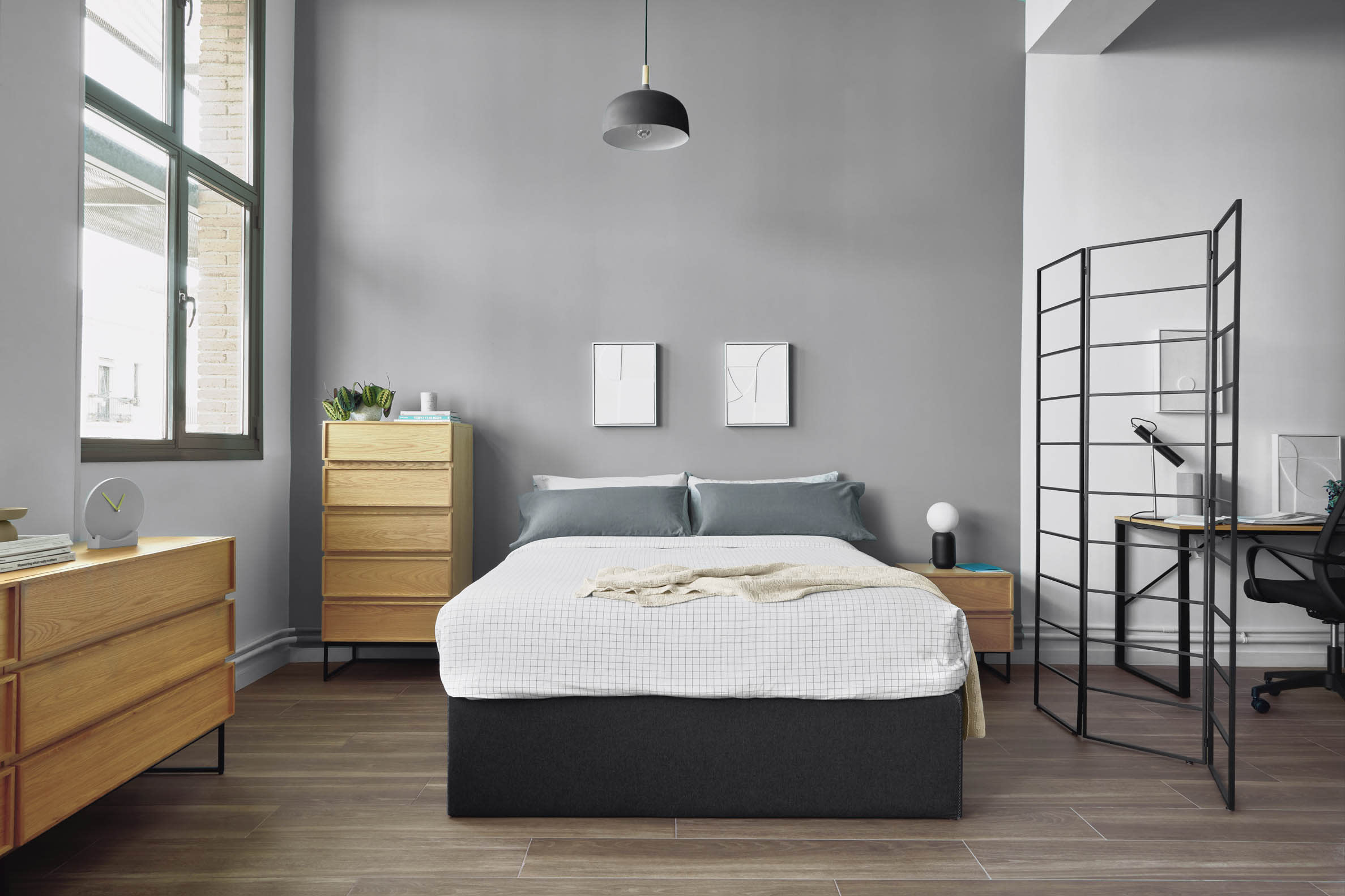 Der Taiana Nachttisch kombiniert Eichenfurnier und schwarzen Stahl für einen eleganten, modernen Look in jedem Raum.