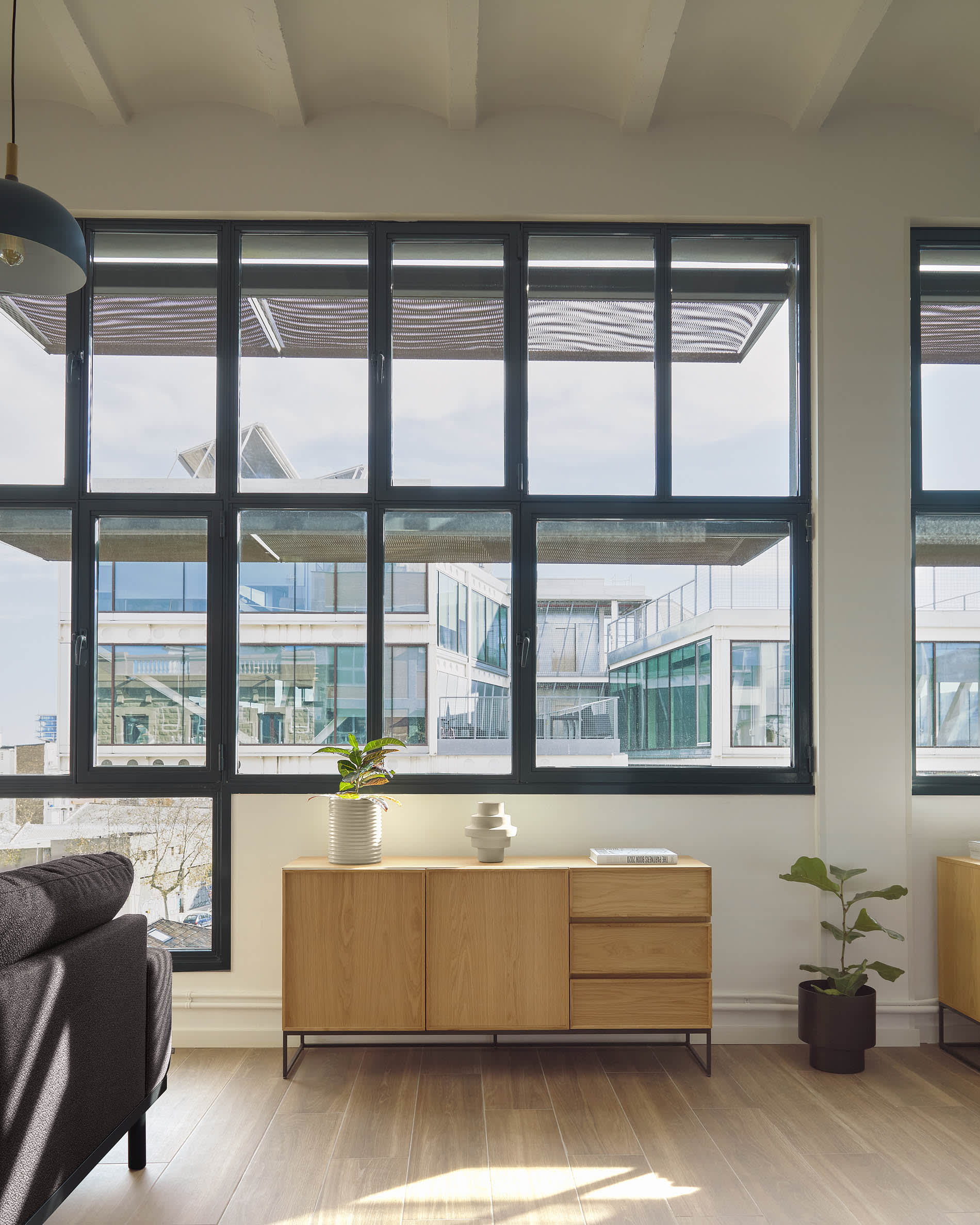 Elegantes Sideboard aus Eichenfurnier mit 2 Türen, 3 Schubladen und schwarzem Stahlgestell. Masse: 160x78 cm. Perfekt für modernes Wohnen.