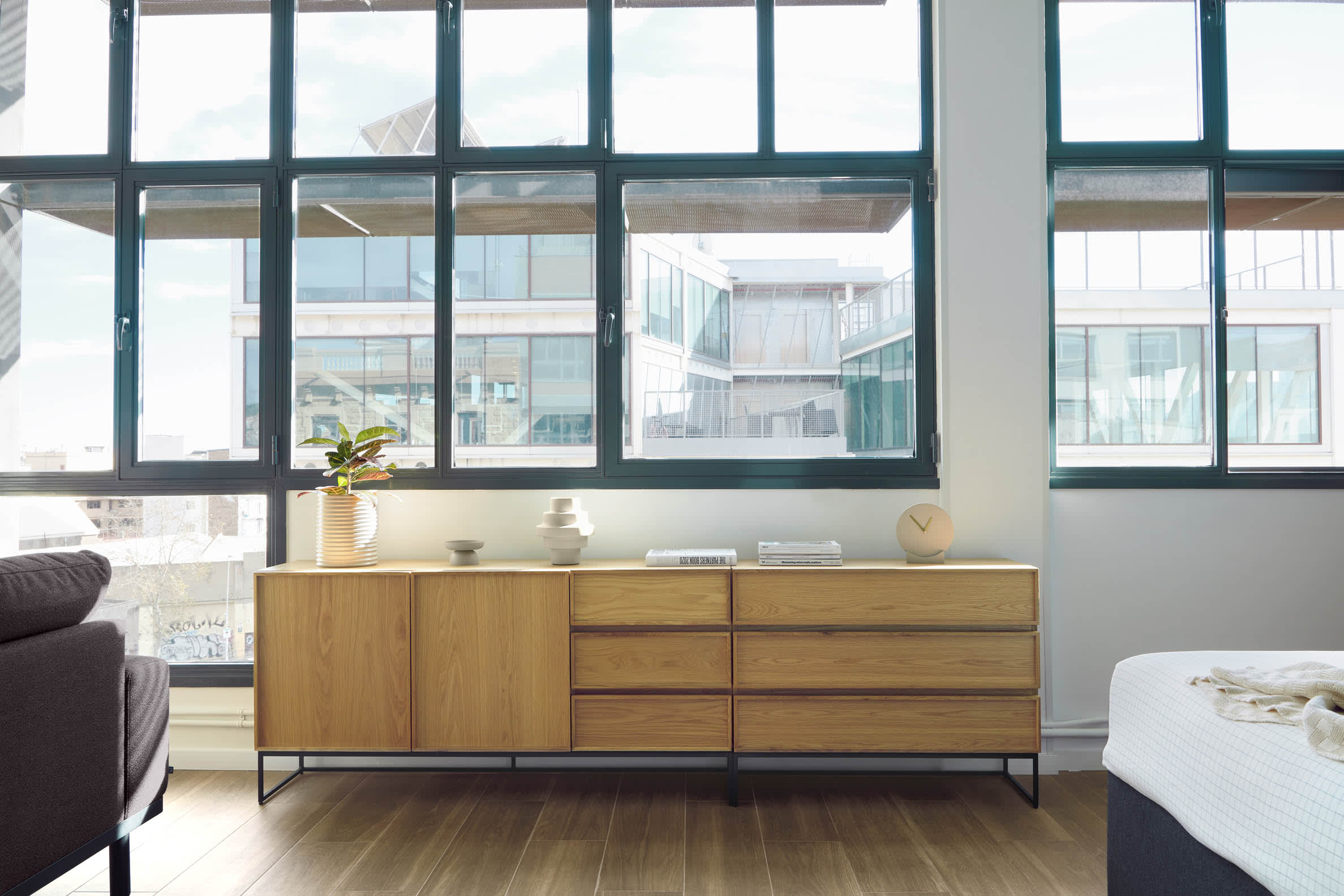 Modernes Sideboard mit Eichenfurnier, 2 Türen, 3 Schubladen und schwarzem Stahlgestell. Masse: 160x78 cm. Ideal für stilvolle Einrichtung.