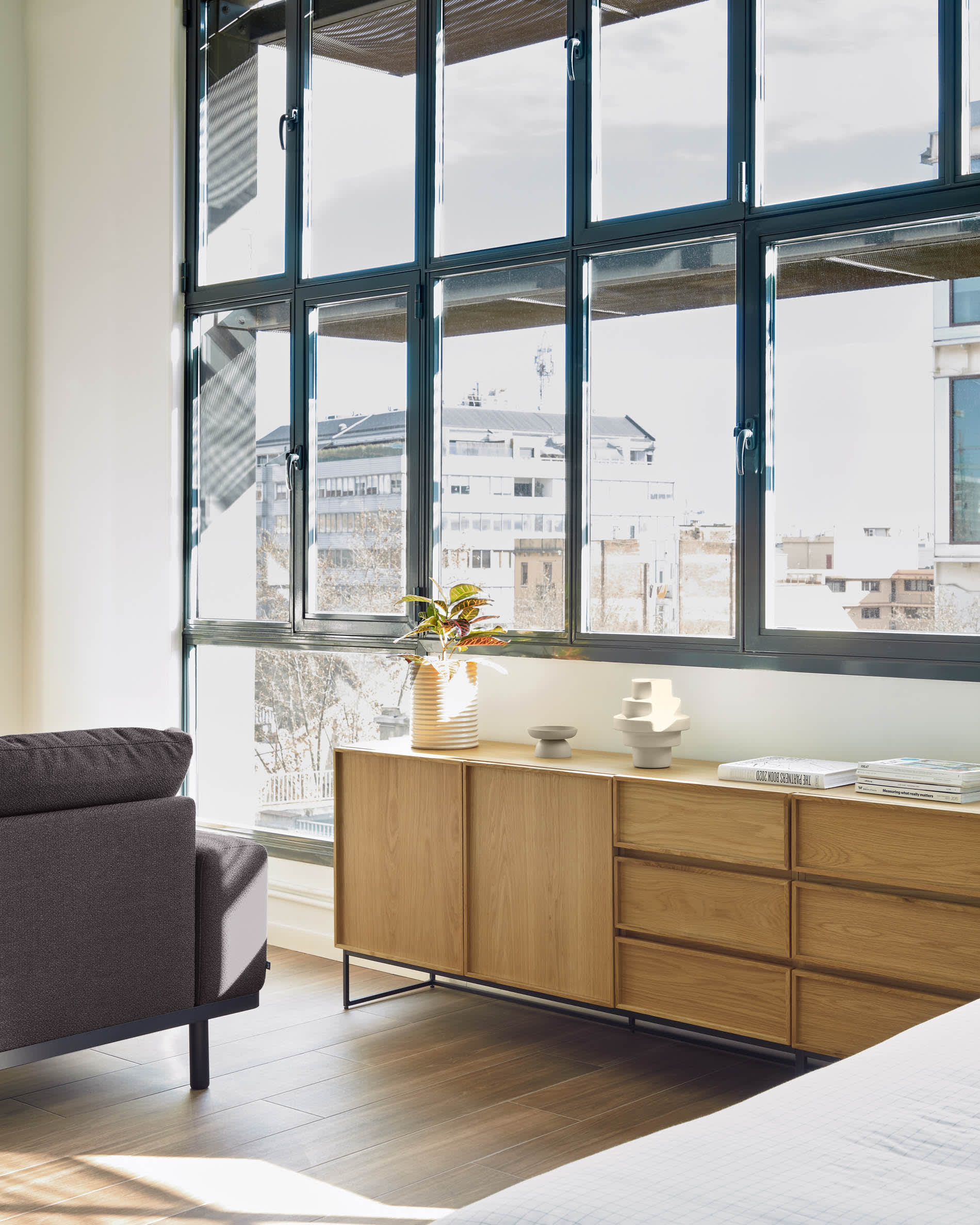 Elegantes Sideboard aus Eichenfurnier mit 2 Türen, 3 Schubladen und schwarzem Stahlgestell. Masse: 160x78 cm. Perfekt für modernes Wohnen.