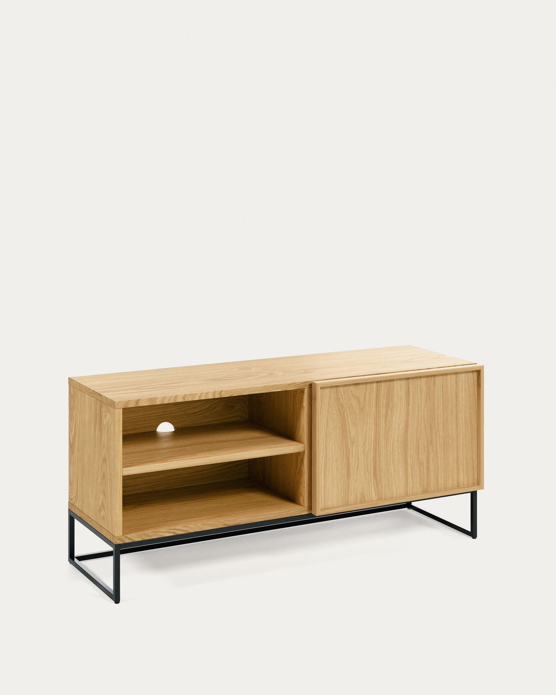 Eleganter TV-Schrank von Kave Home: Eichenfurnier, schwarzes Stahlgestell, 1 Tür, Masse 112x51 cm. Modernes Design und praktische Nutzung.