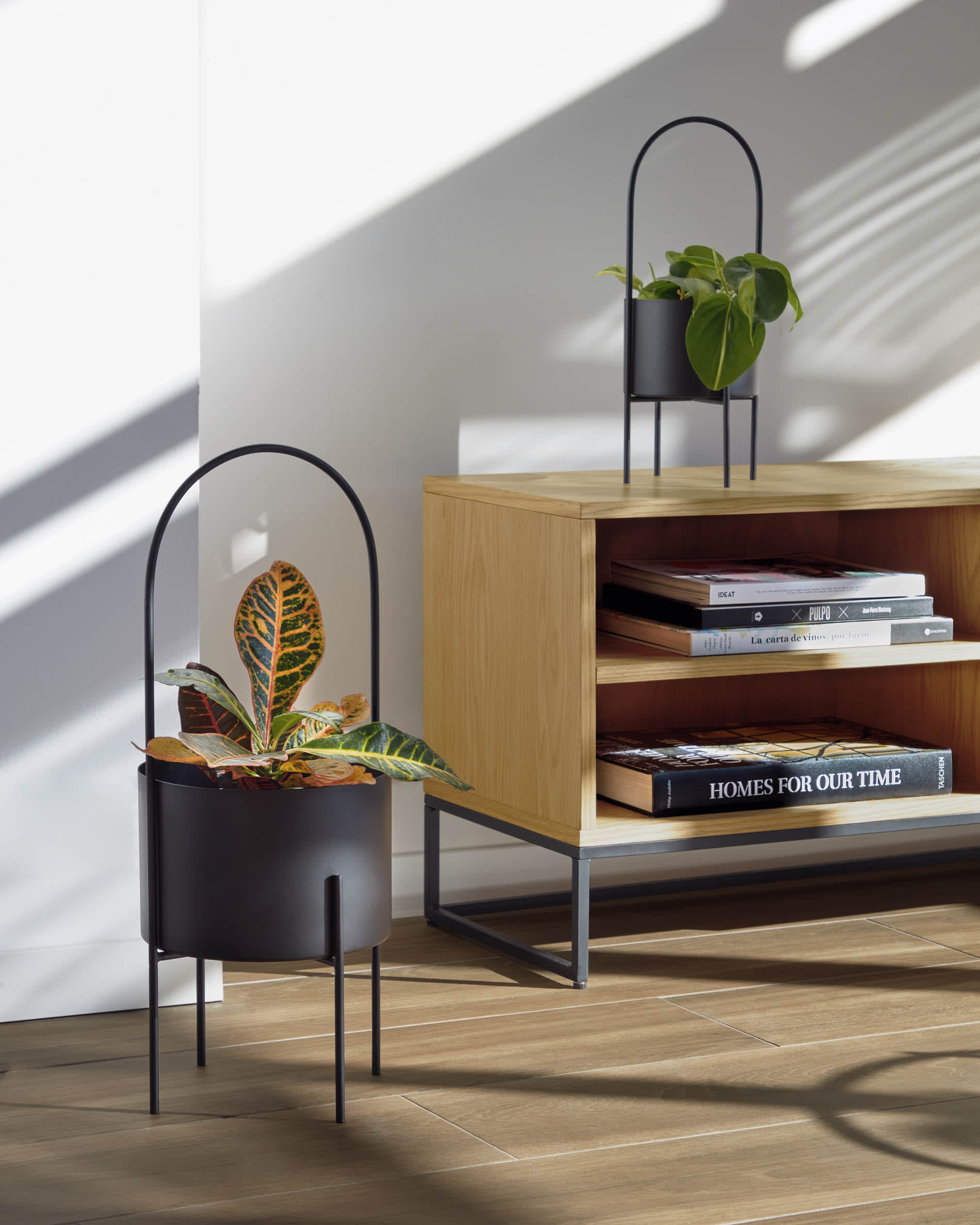 Moderner TV-Schrank von Kave Home: Eichenfurnier, schwarzes Stahlgestell, 1 Tür, Masse 112x51 cm. Stilvoll und funktional.