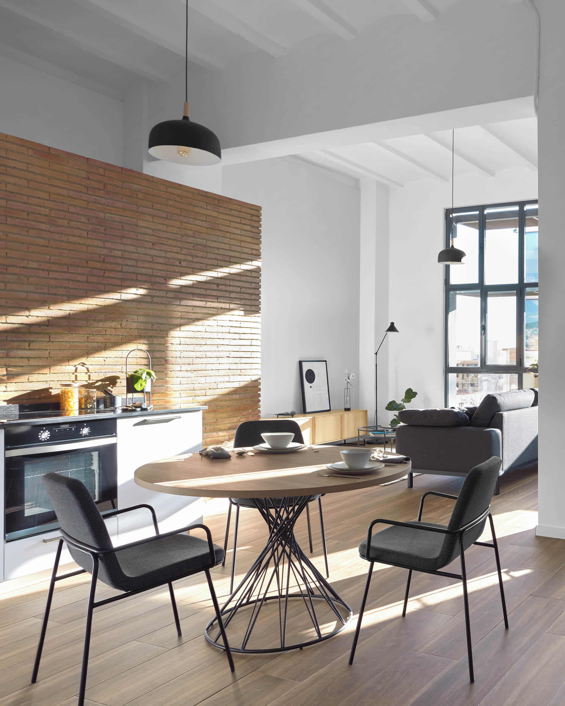 Moderner TV-Schrank von Kave Home: Eichenfurnier, schwarzes Stahlgestell, 1 Tür, Masse 112x51 cm. Stilvoll und funktional.