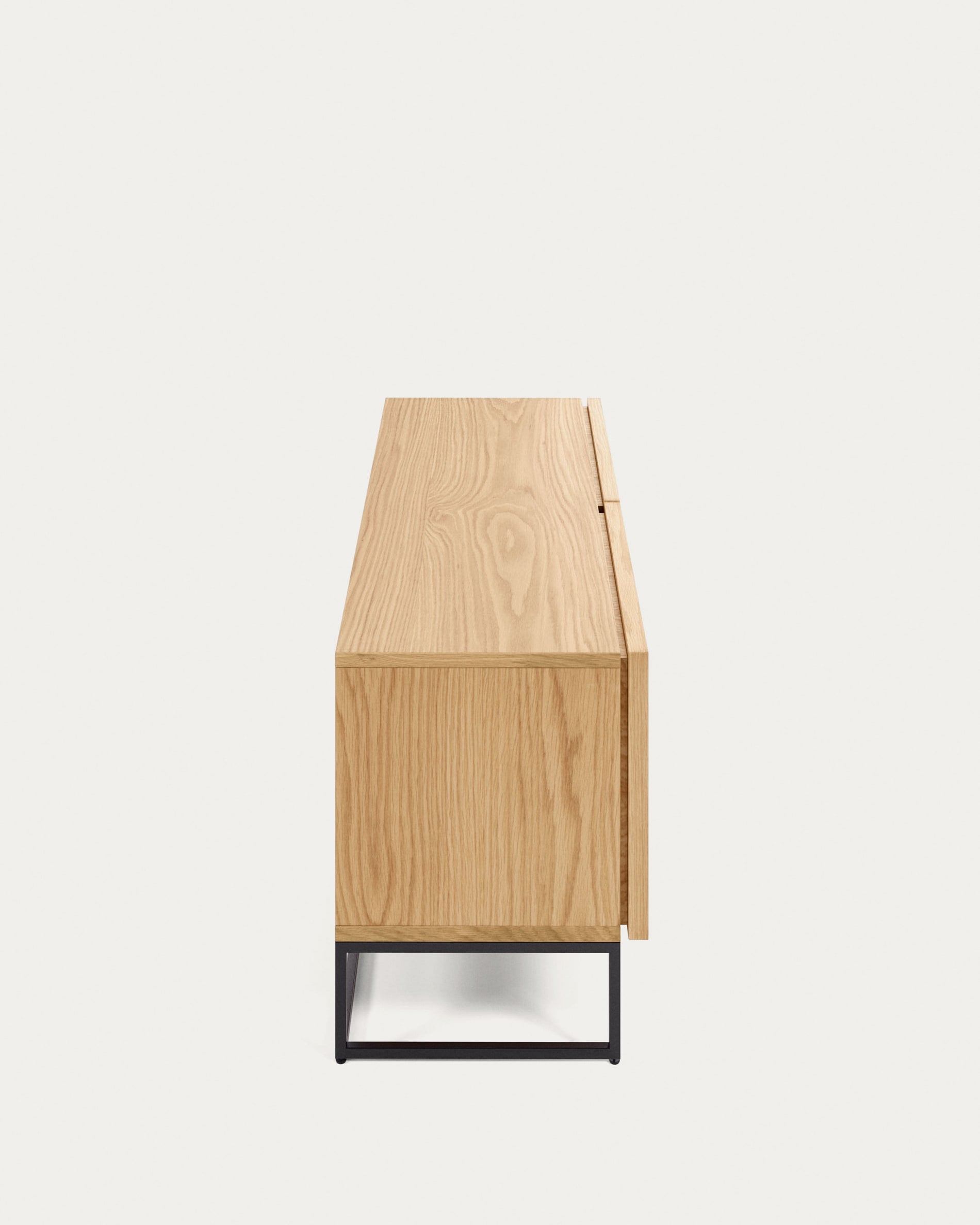 Stylischer Taiana TV-Schrank von Kave Home, 112x51 cm, aus Eichenfurnier mit robustem Stahlgestell in Schwarz. Ideal für modernes Wohnen.