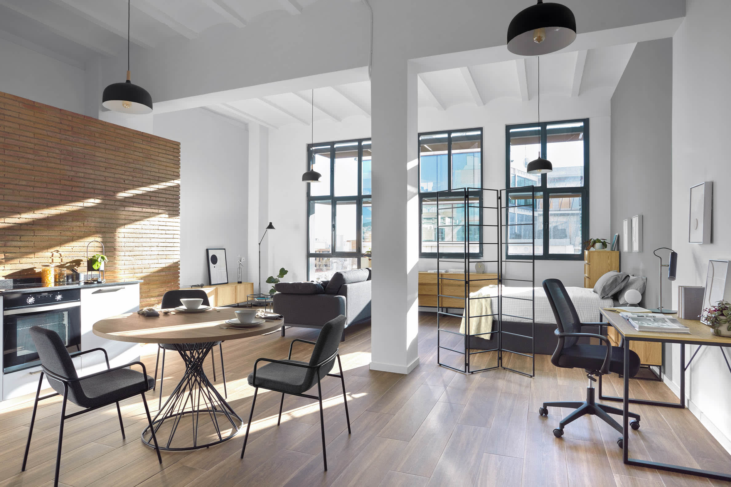 Eleganter Taiana TV-Schrank von Kave Home, 112 x 51 cm, aus Eichenfurnier und robustem Stahlgestell, ideal für modernes Wohnen.