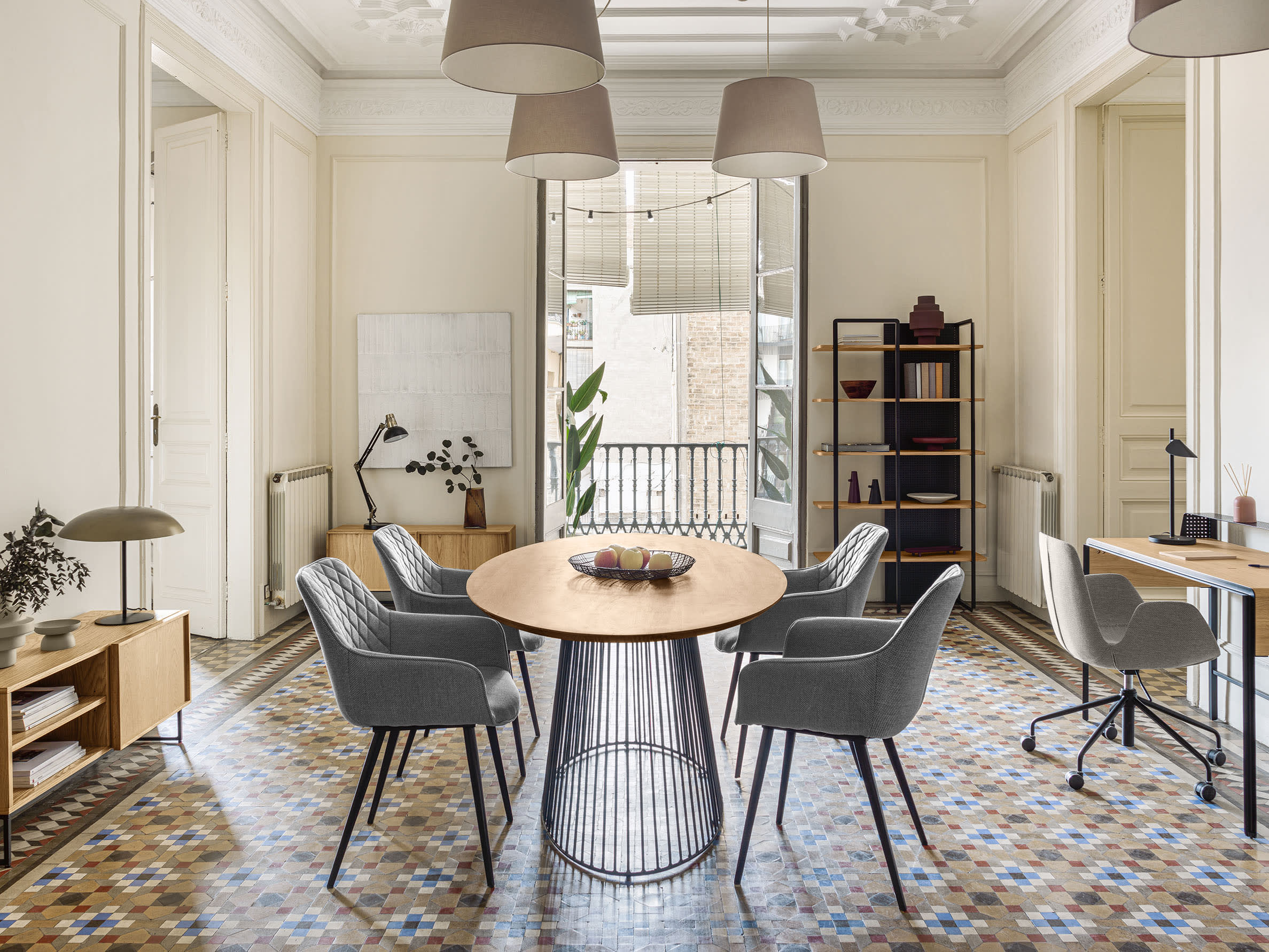 Moderner TV-Schrank aus Eichenfurnier mit schwarzem Stahlgestell, 2 Türen, 112x51 cm, stilvoll und funktional von Kave Home.