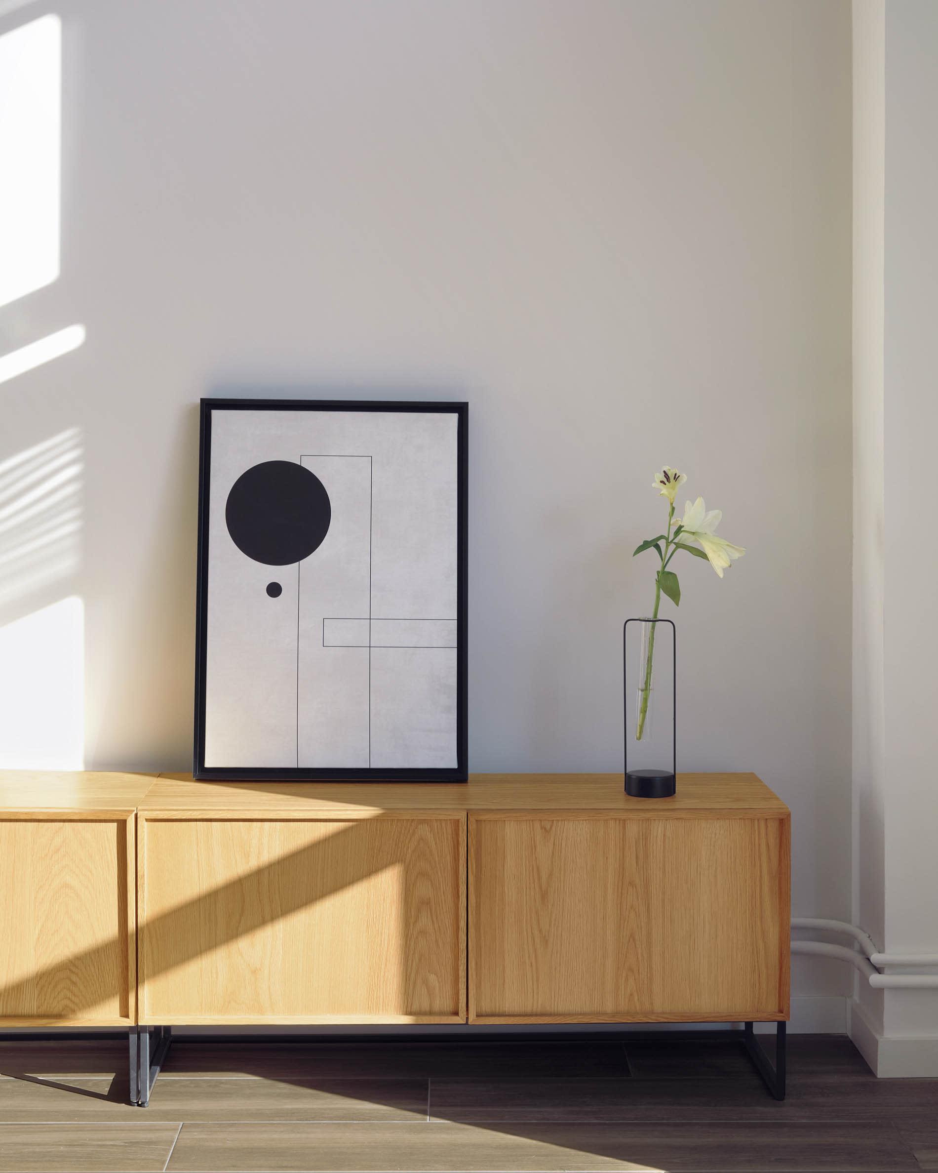 Eleganter TV-Schrank aus Eichenfurnier mit schwarzem Stahlrahmen, 2 Türen, 112x51 cm, modernes Design von Kave Home.