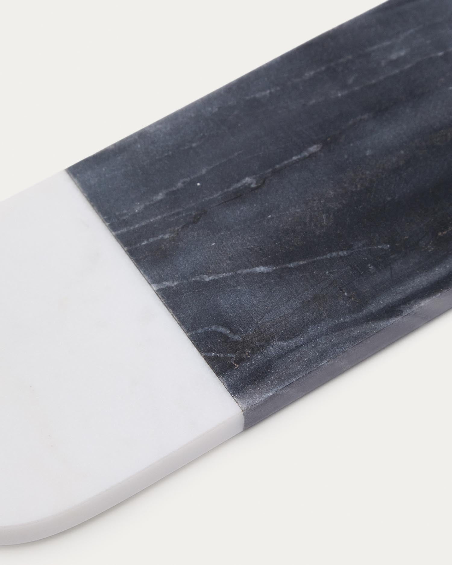 Kleines Servierbrett Nivol aus weissem und schwarzem Marmor und Travertin in Schwarz, Weiss, Hellbraun präsentiert im Onlineshop von KAQTU Design AG. Schneidbrett ist von Kave Home