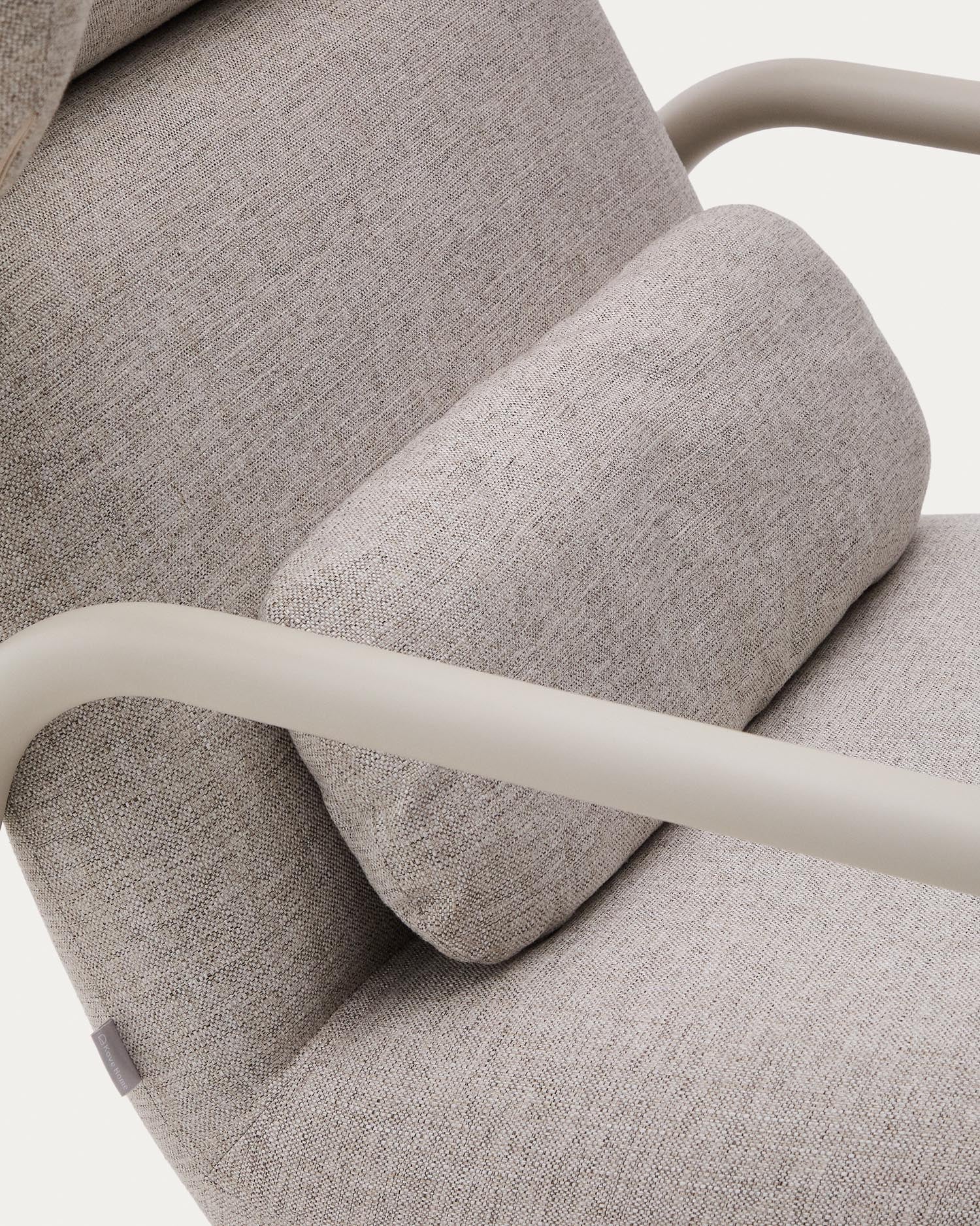 Erleben Sie den Sessel Inari in Beige von Kave Home – ein elegantes Möbelstück, das Komfort und modernes Design vereint. Ideal für Ihr Zuhause!