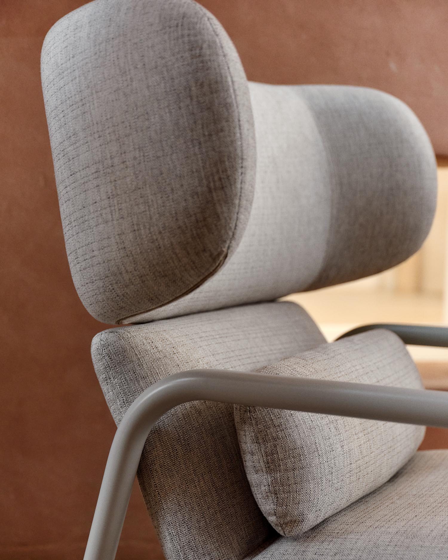 Erleben Sie den Sessel Inari in Beige von Kave Home – ein elegantes Möbelstück, das Komfort und modernes Design harmonisch vereint.