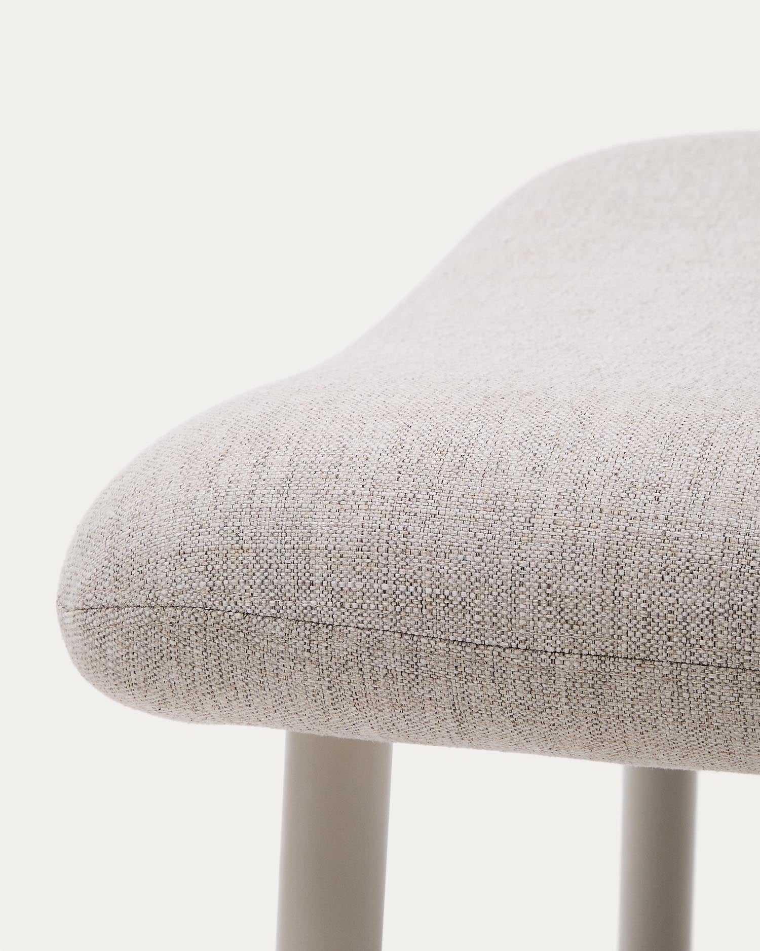 Erleben Sie die stilvolle Fußablage Inari in Beige von Kave Home – ein harmonisches Design, das Komfort und Nachhaltigkeit vereint.