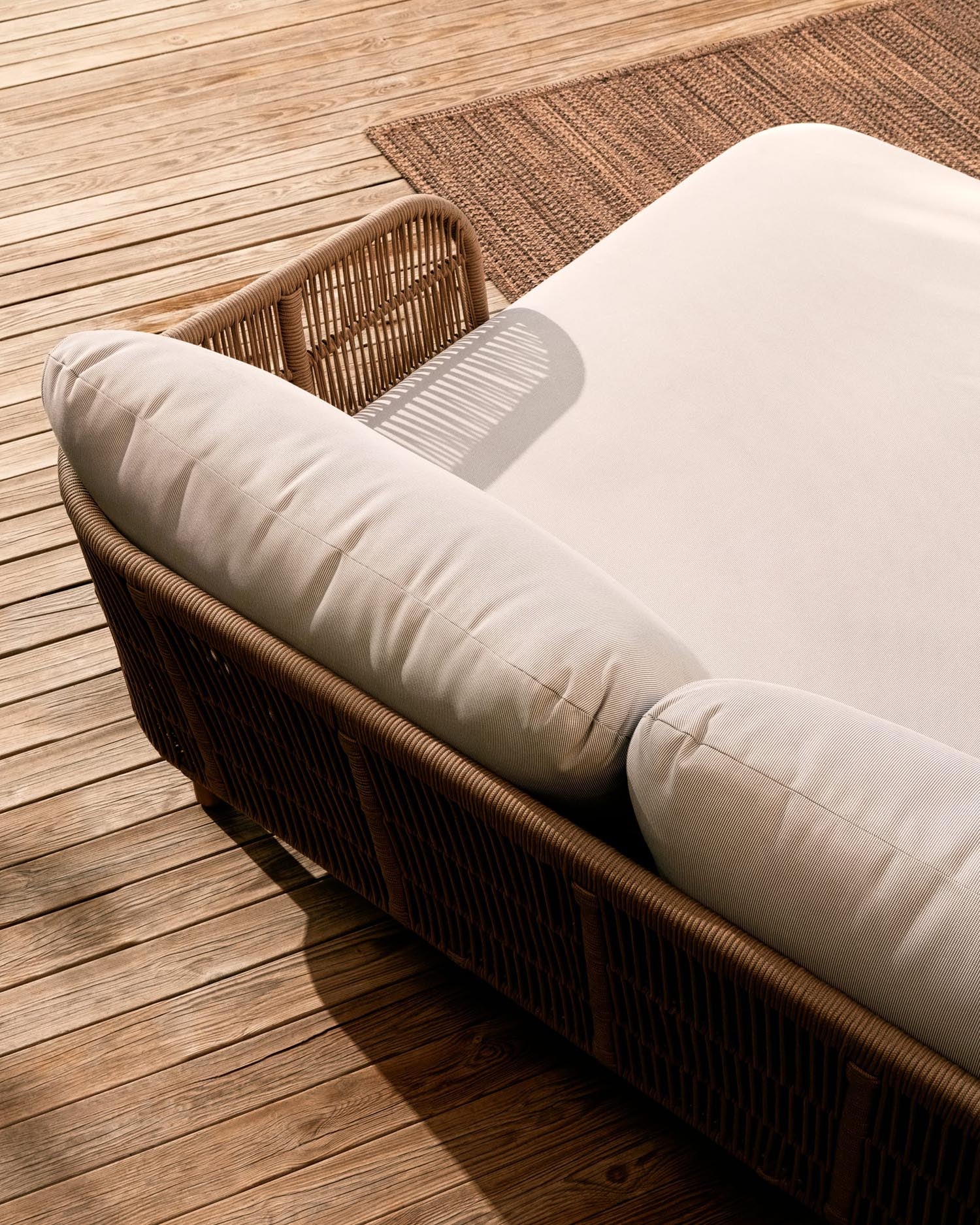 Elegante 2er-Sonnenliege aus beigem Seil und FSC-zertifiziertem Akazienholz, ideal für stilvolle Entspannung im Freien.