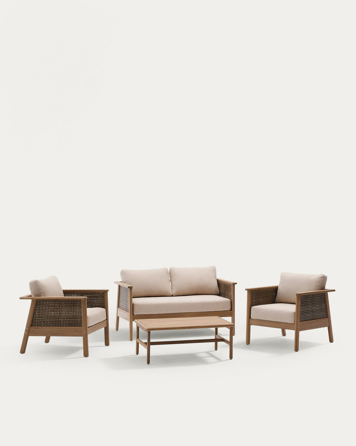 Set Alabe bestehend aus 2-Sitzer-Sofa, 2 Sesseln und Couchtisch aus Akazienholz 100% FSC in Beige präsentiert im Onlineshop von KAQTU Design AG. Lounge Sofa ist von Kave Home