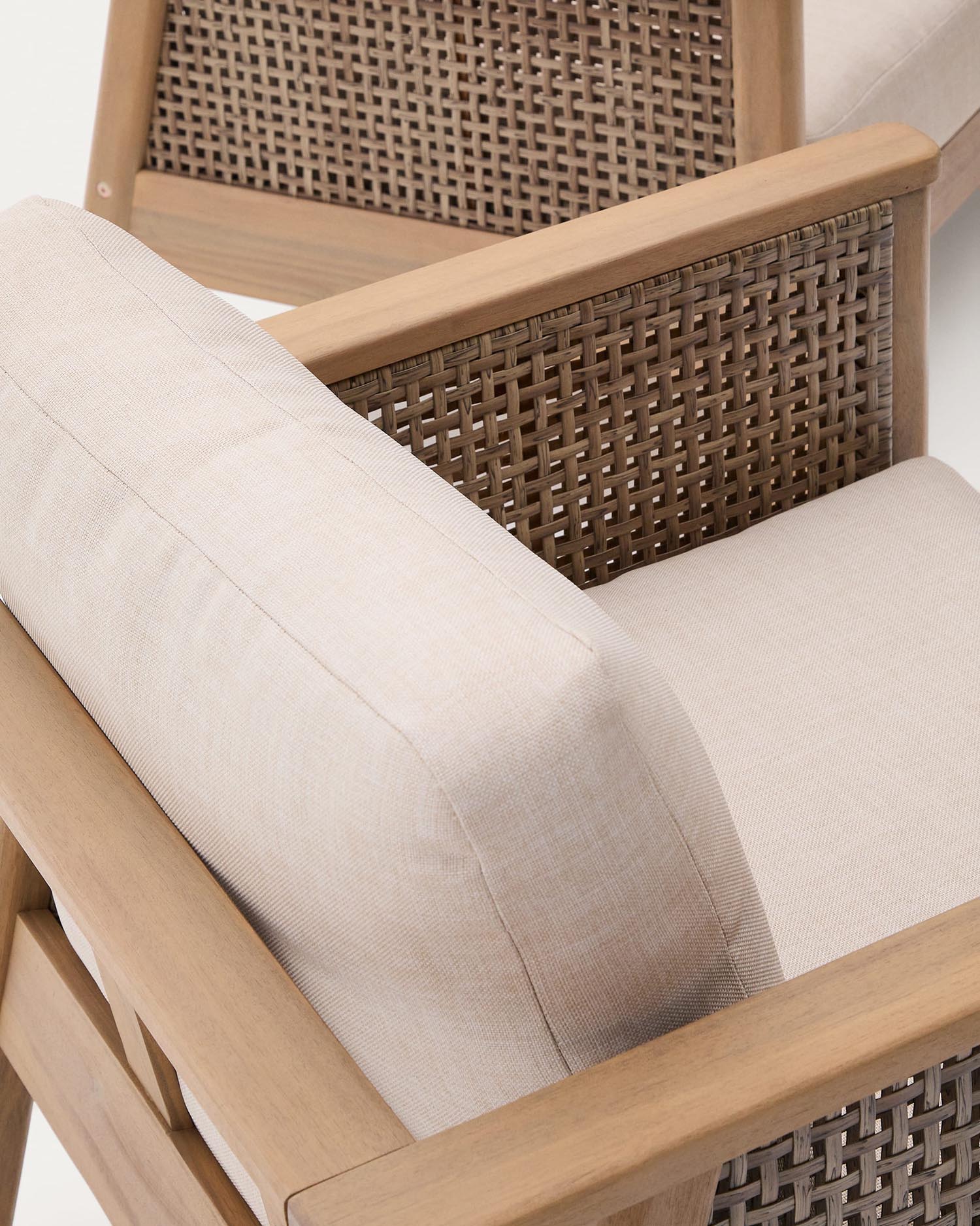 Entdecken Sie das Alabe Set: 2-Sitzer-Sofa, 2 Sessel und Couchtisch aus hochwertigem Akazienholz. Perfekt für umweltbewusste Wohnräume.