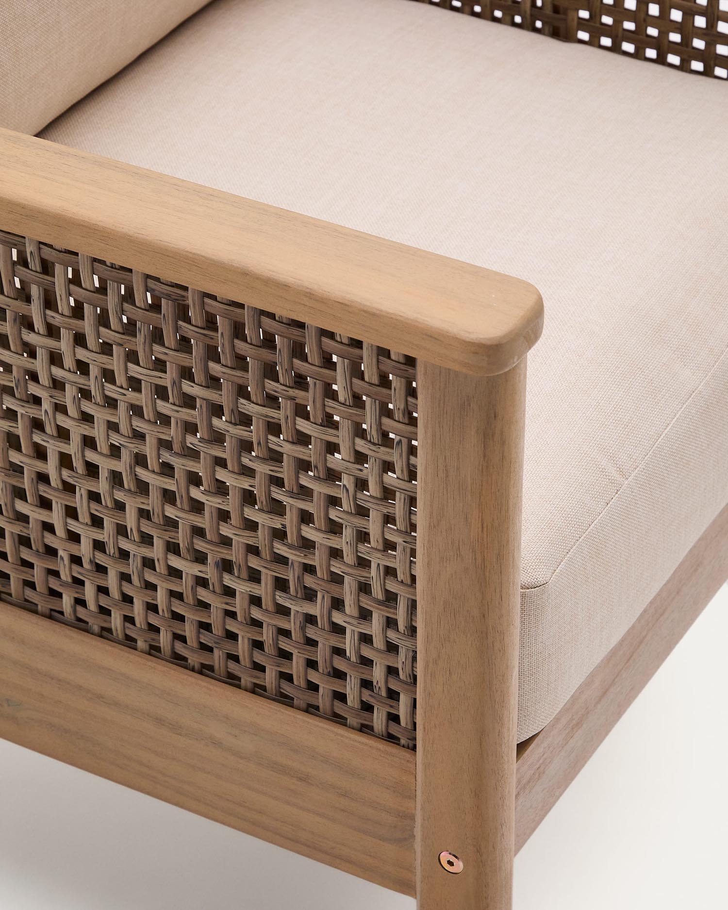 Genießen Sie das Alabe Set mit 2-Sitzer-Sofa, 2 Sesseln und Couchtisch aus FSC-zertifiziertem Akazienholz – stilvoll, nachhaltig und langlebig.