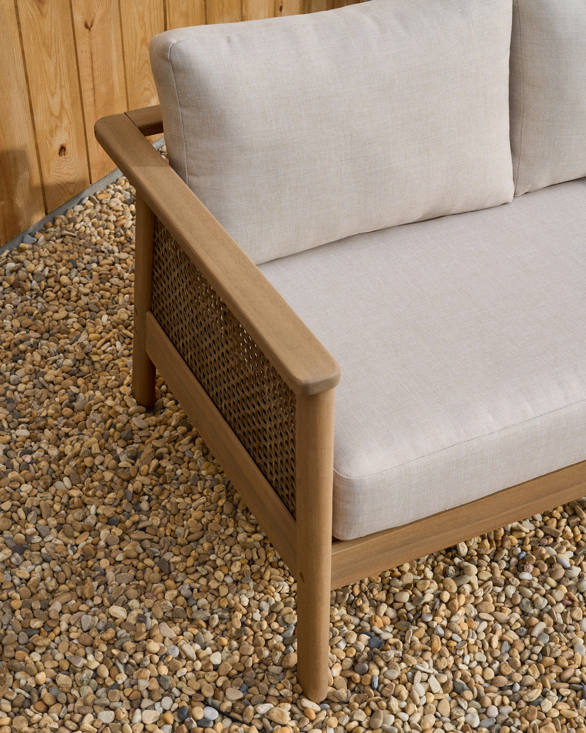 Set Alabe bestehend aus 2-Sitzer-Sofa, 2 Sesseln und Couchtisch aus Akazienholz 100% FSC in Beige präsentiert im Onlineshop von KAQTU Design AG. Lounge Sofa ist von Kave Home