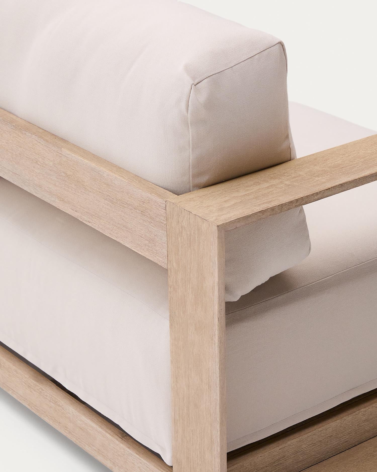 Stilvolles 3-Sitzer-Sofa Ambra aus robustem Akazienholz, 249 cm, mit hellem Finish – perfekt für gemütliche Stunden drinnen und draußen.