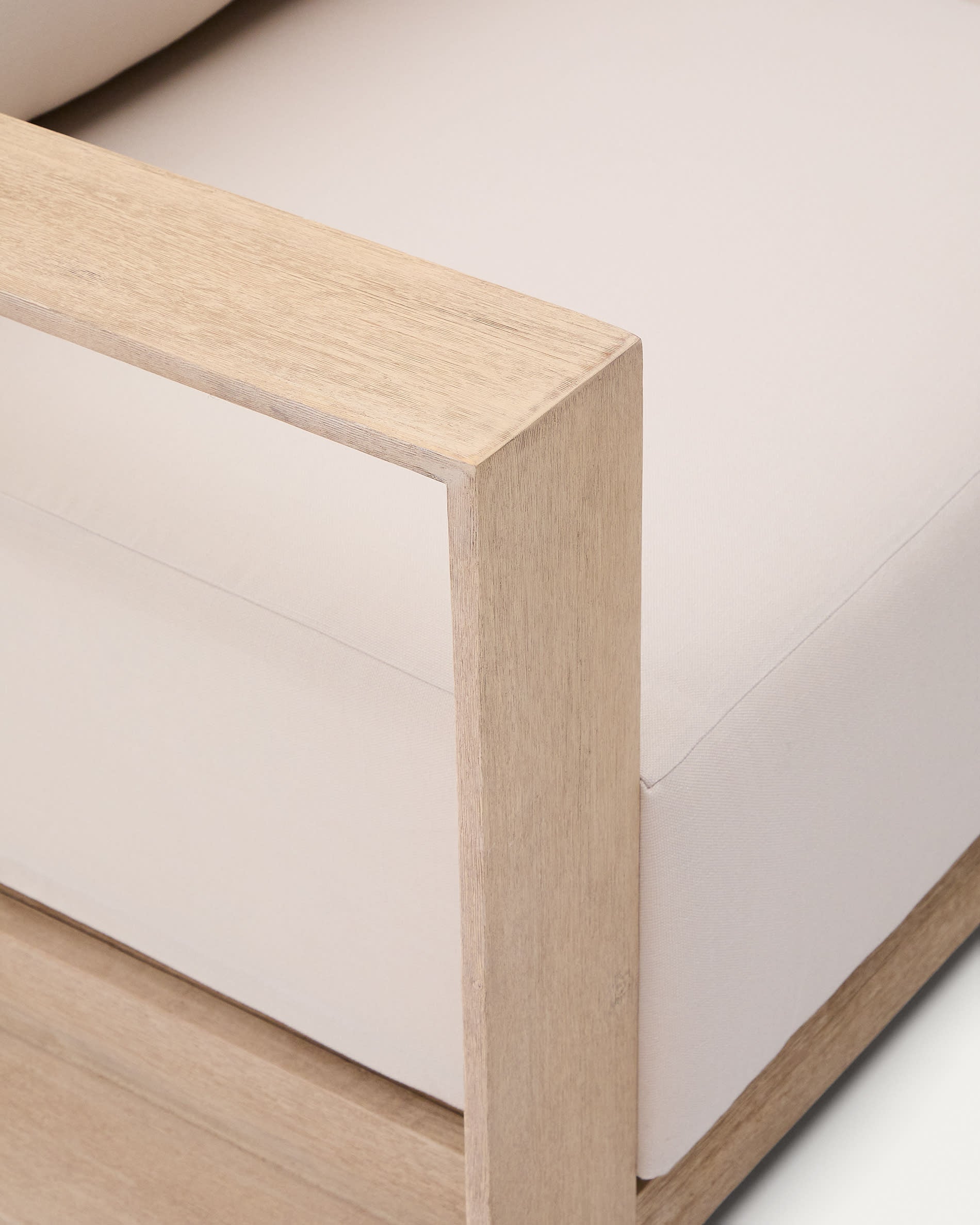 Erleben Sie das 2-Sitzer-Sofa Ambra aus robustem Akazienholz, 174 cm, mit natürlichem Finish. Ideal für stilvolles und nachhaltiges Wohnen.