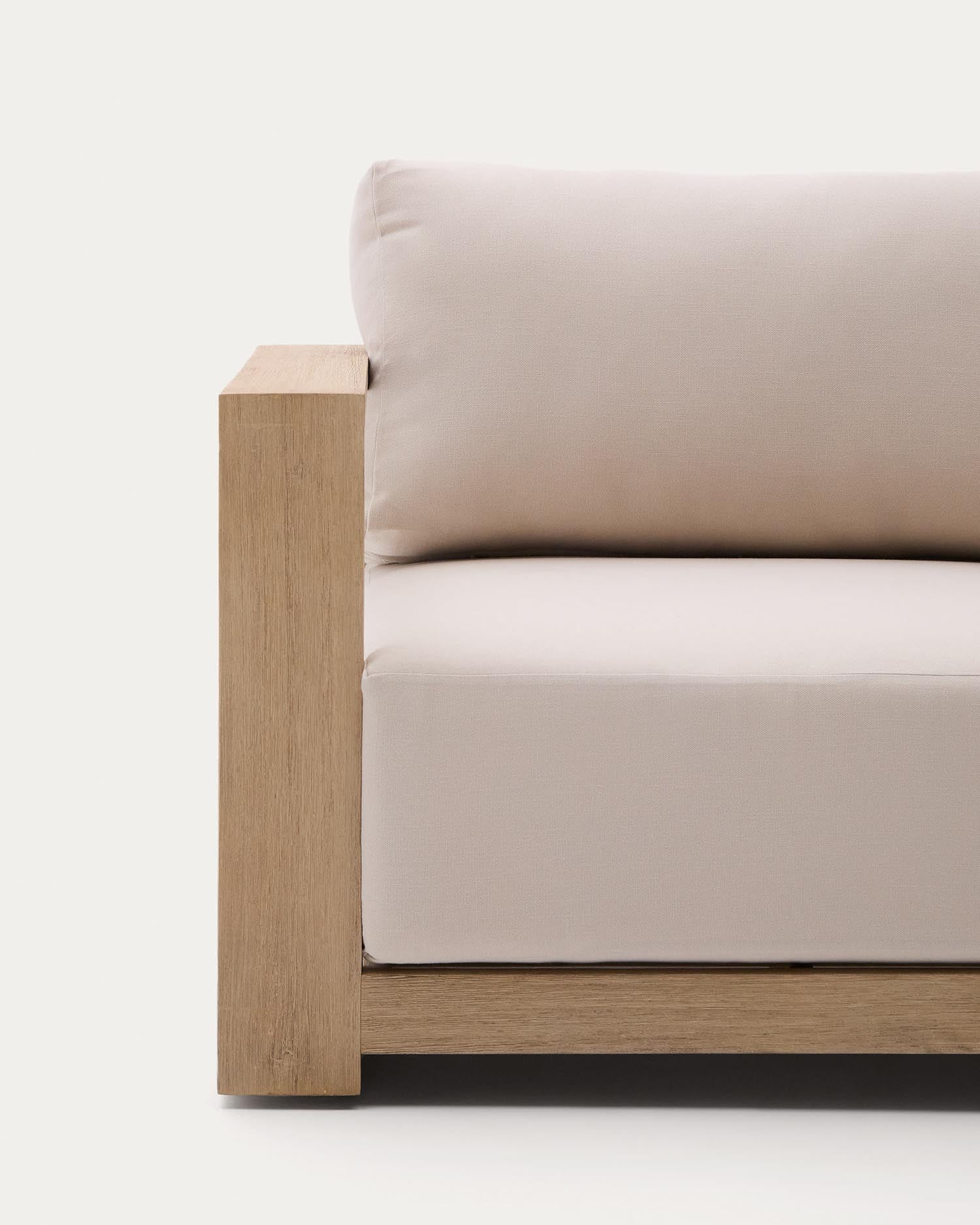 Entdecken Sie den Sessel Ambra von Kave Home: Robustes Akazienholz, elegantes Finish und hoher Sitzkomfort für stilvolle Outdoor-Momente.