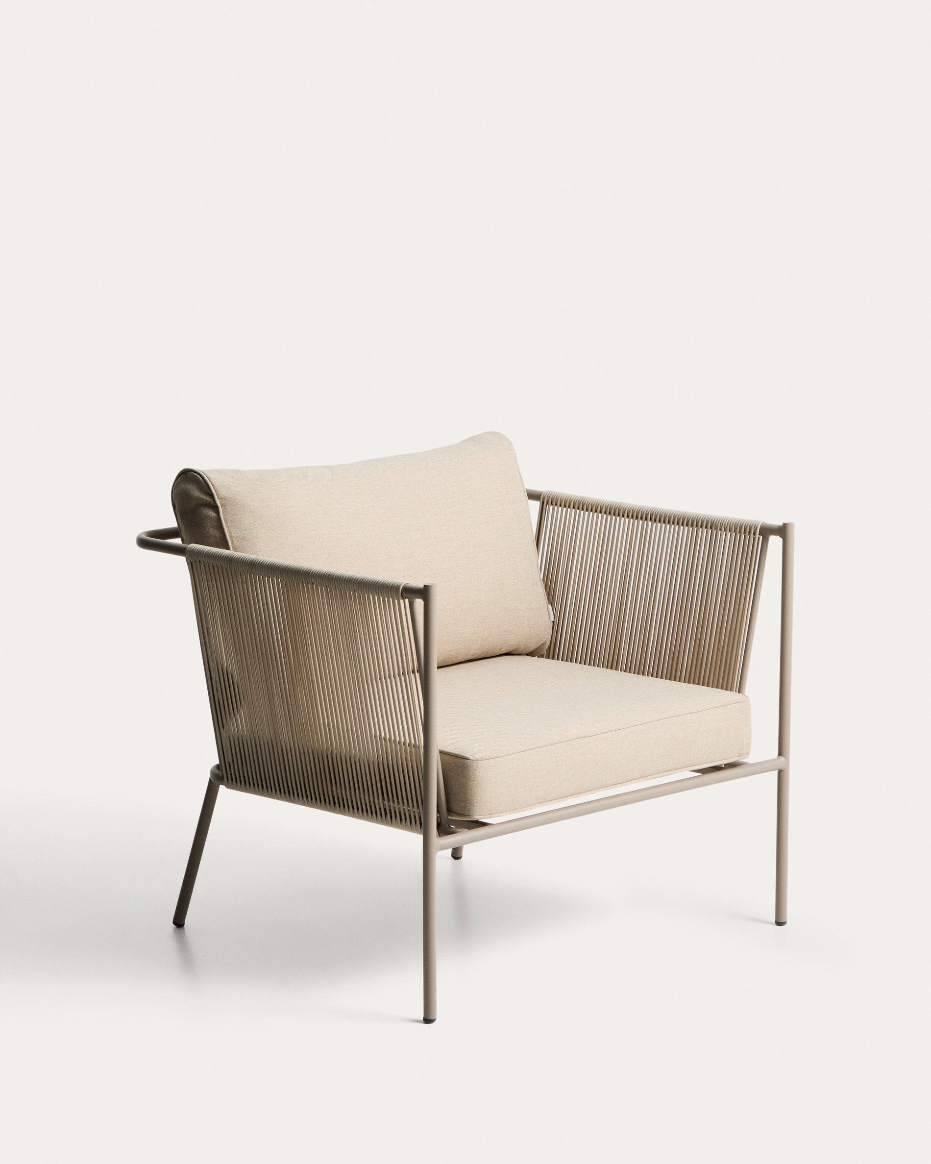 Outdoor-Sessel Zivia aus ecrufarbenem Seil und taupefarben verzinktem Stahl in Beige präsentiert im Onlineshop von KAQTU Design AG. Outdoor-Sessel ist von Kave Home