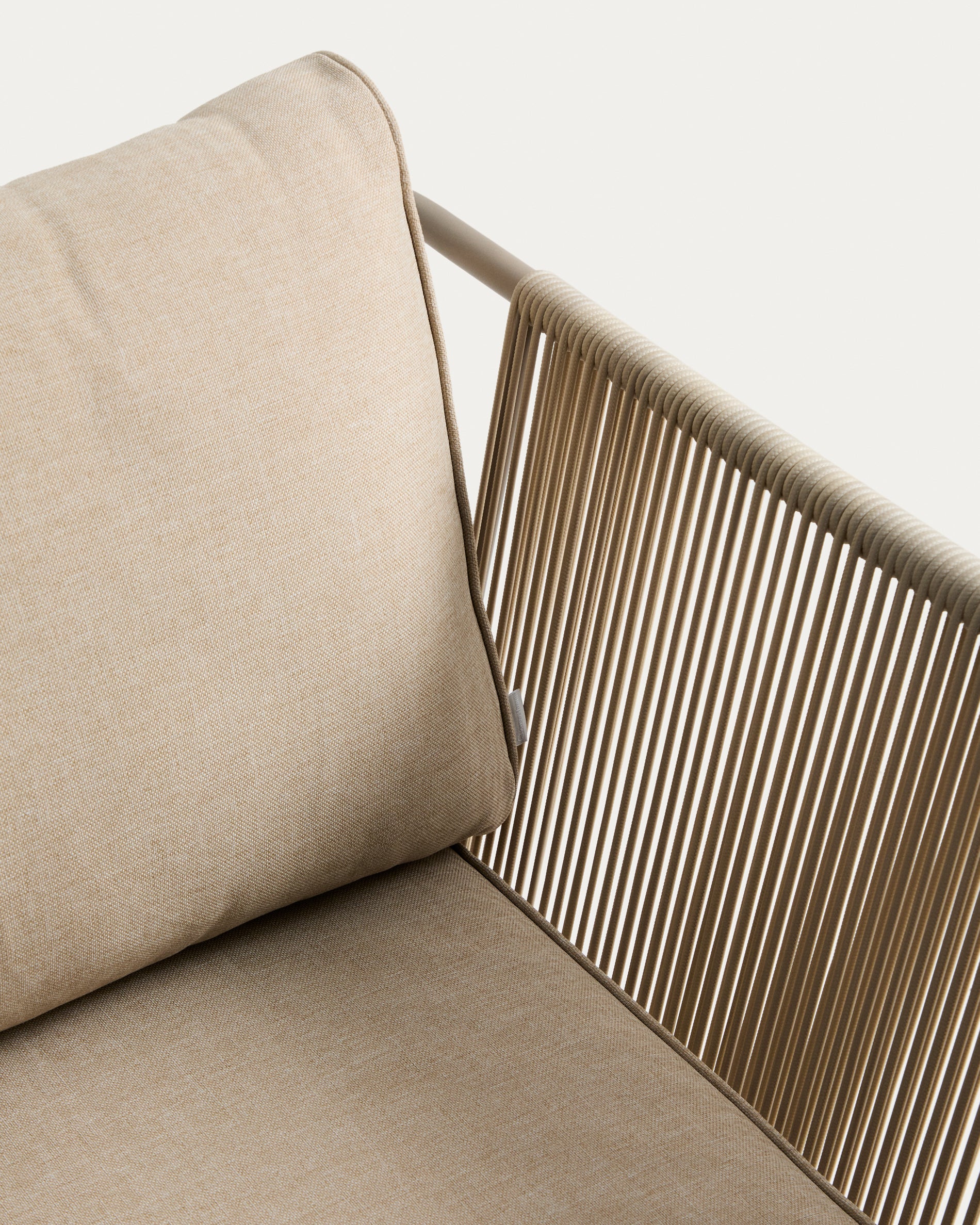 Stylischer Outdoor-Sessel Zivia in ecrufarbenem Seil und taupefarbenem Stahl, ideal für gemütliche Momente im Garten oder auf der Terrasse.