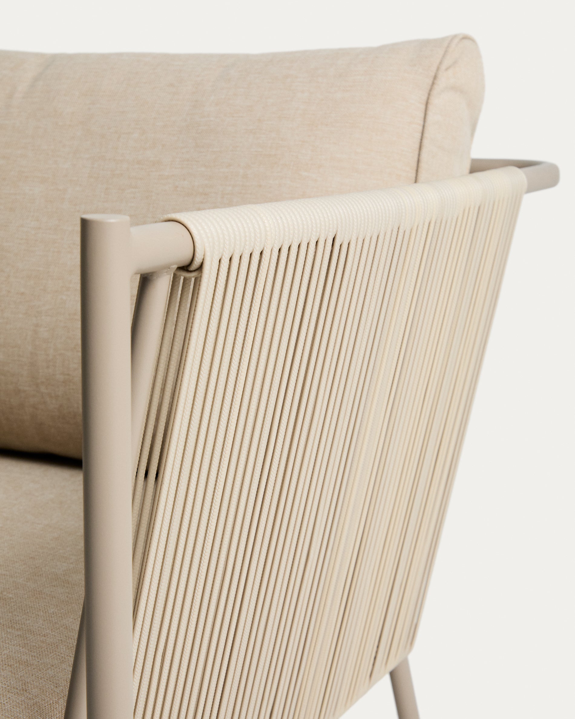 Eleganter Outdoor-Sessel Zivia aus ecrufarbenem Seil und taupefarbenem Stahl, perfekt für entspannte Stunden im Freien.