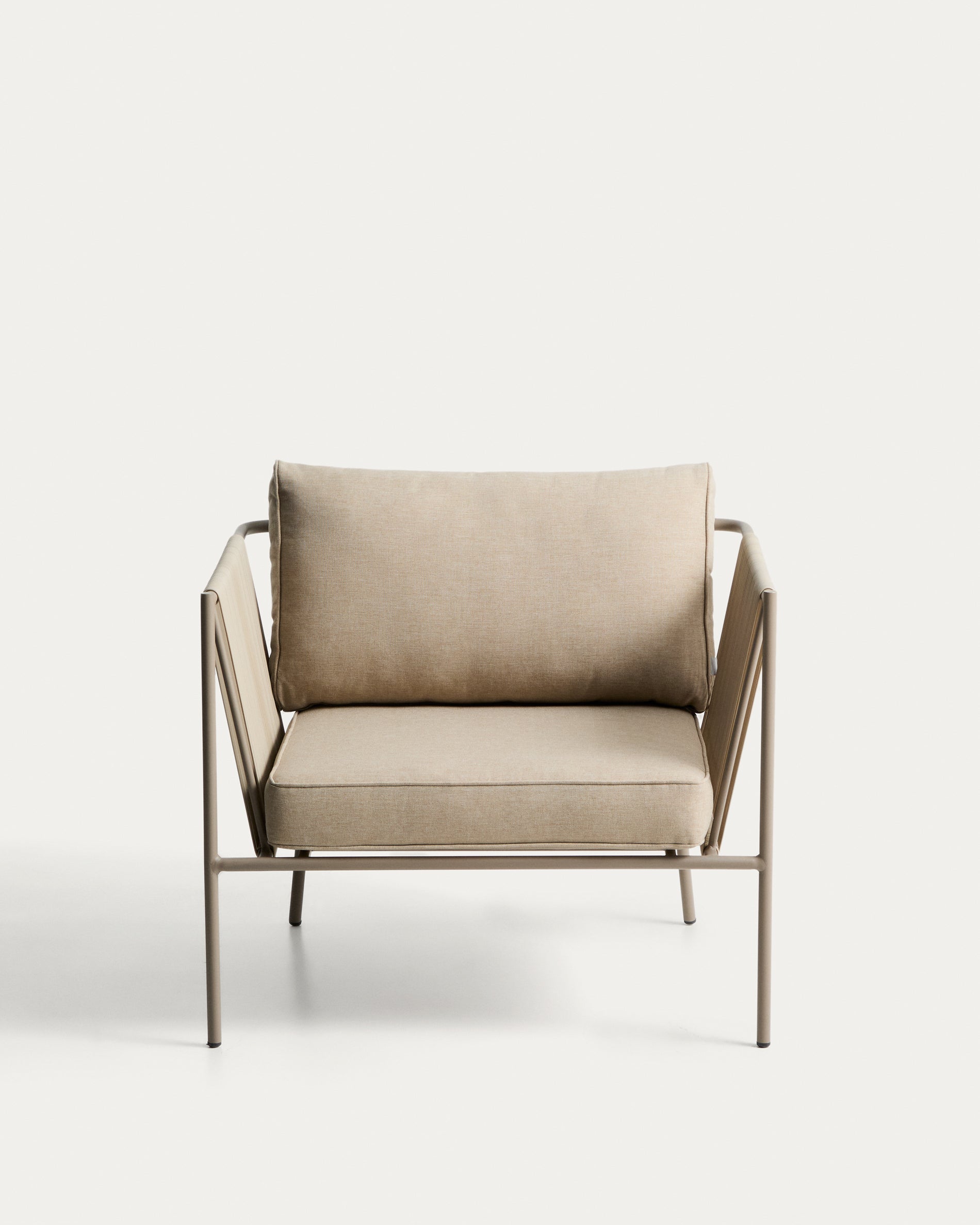 Eleganter Outdoor-Sessel Zivia in ecrufarbenem Seil und taupefarbenem Stahl, ideal für stilvolle Terrassen und Gärten.