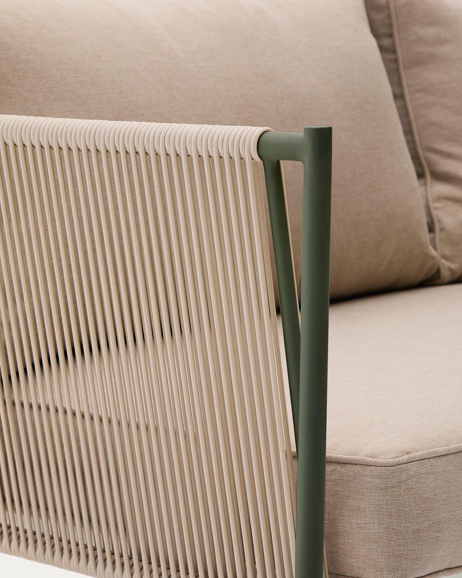 Stilvolles 3-Sitzer-Outdoor-Sofa Zivia in écrufarbenem Seil und grünem verzinktem Stahl, perfekt für entspannte Stunden im Freien.