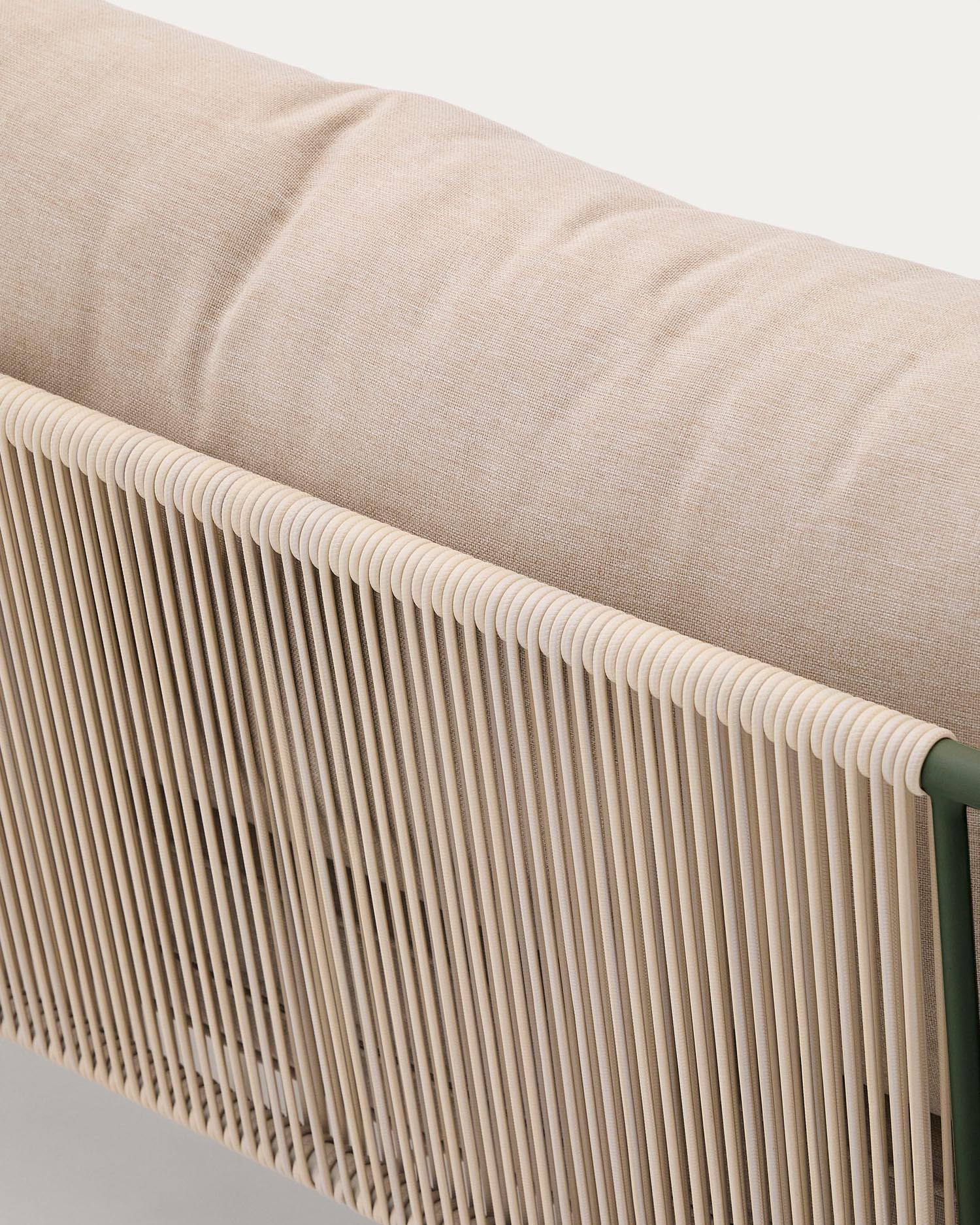 Stilvolles 3-Sitzer-Outdoor-Sofa Zivia in écrufarbenem Seil und grünem verzinktem Stahl, perfekt für entspannte Stunden im Freien.